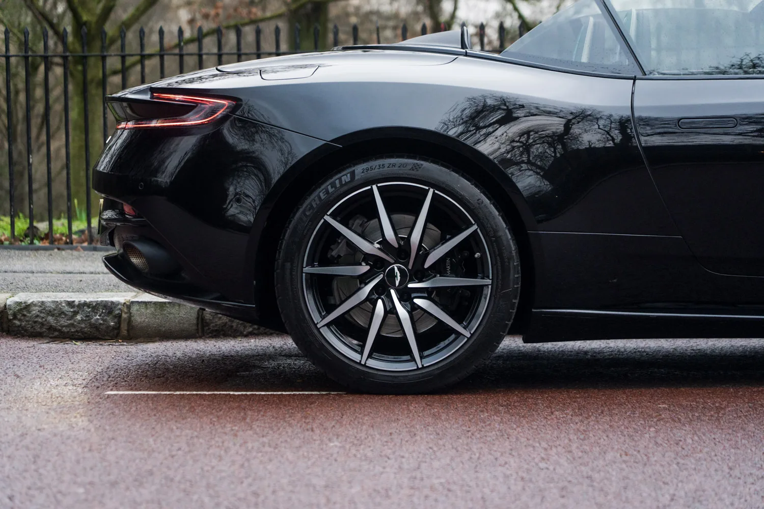 2023 Aston Martin DB11 Volante V8, 9/30