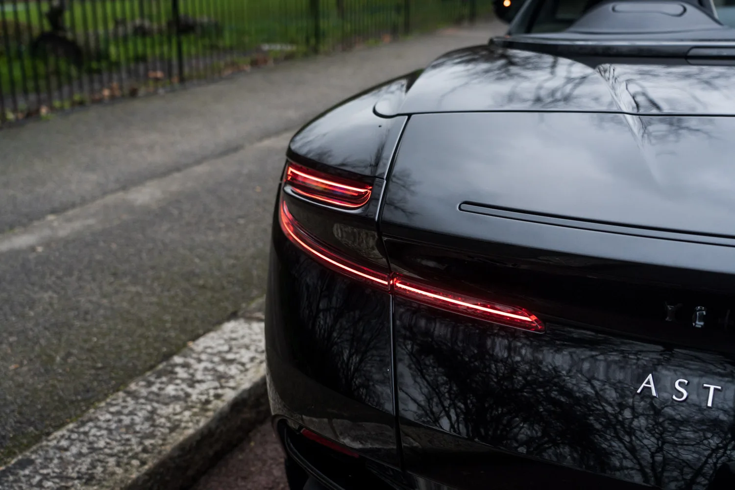 2023 Aston Martin DB11 Volante V8, 17/30