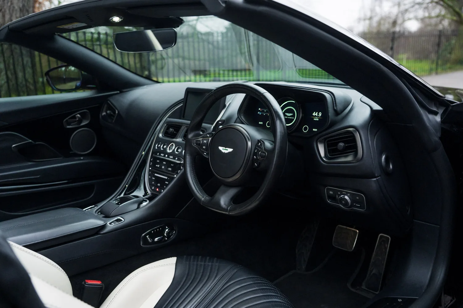 2023 Aston Martin DB11 Volante V8, 28/30