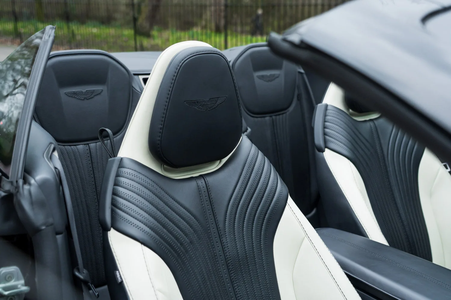2023 Aston Martin DB11 Volante V8, 29/30