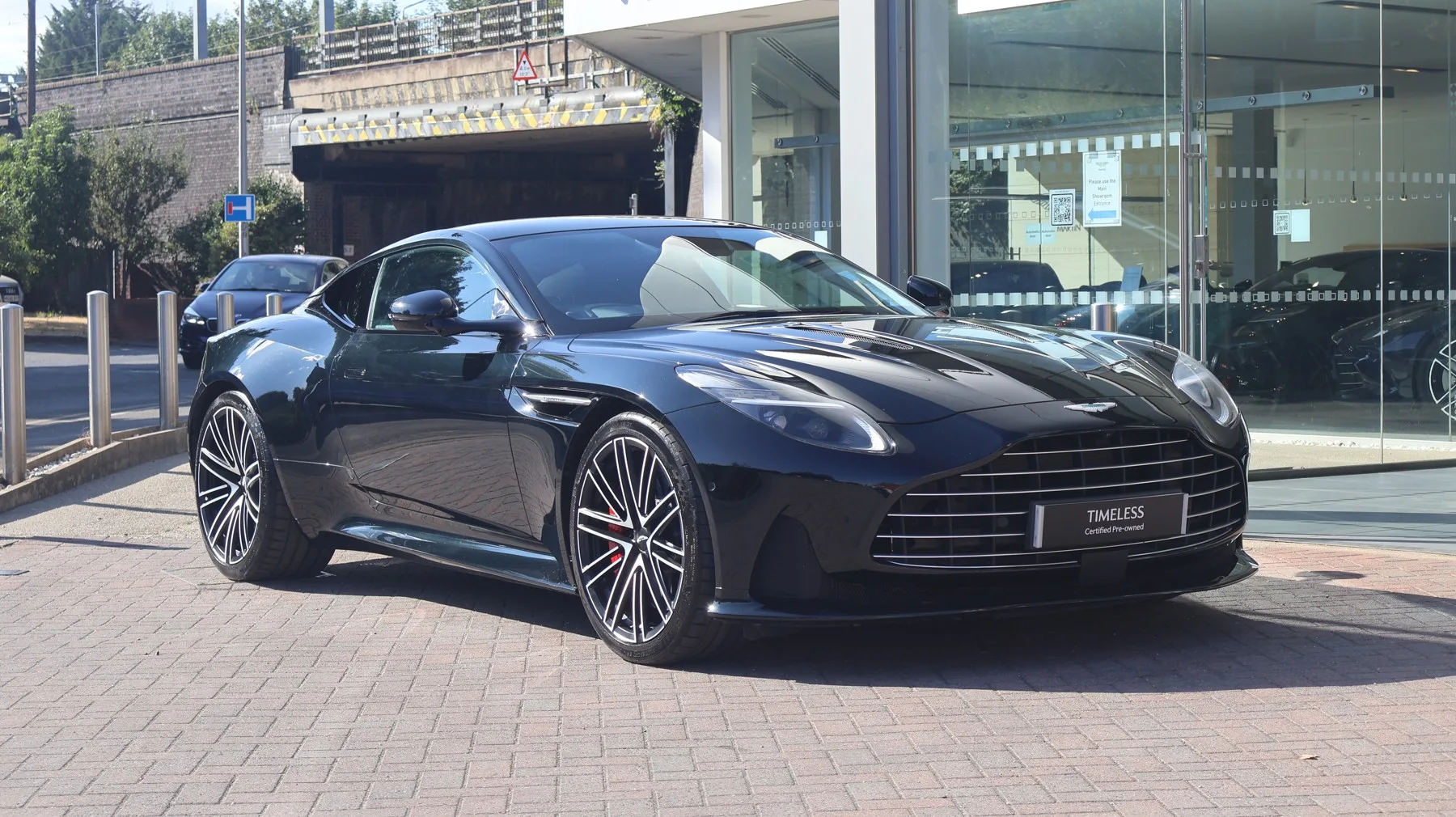 2023 Aston Martin DB12 proposée par un groupe de concessions agréées à Pangbourne, Royaume-Uni, photo principale