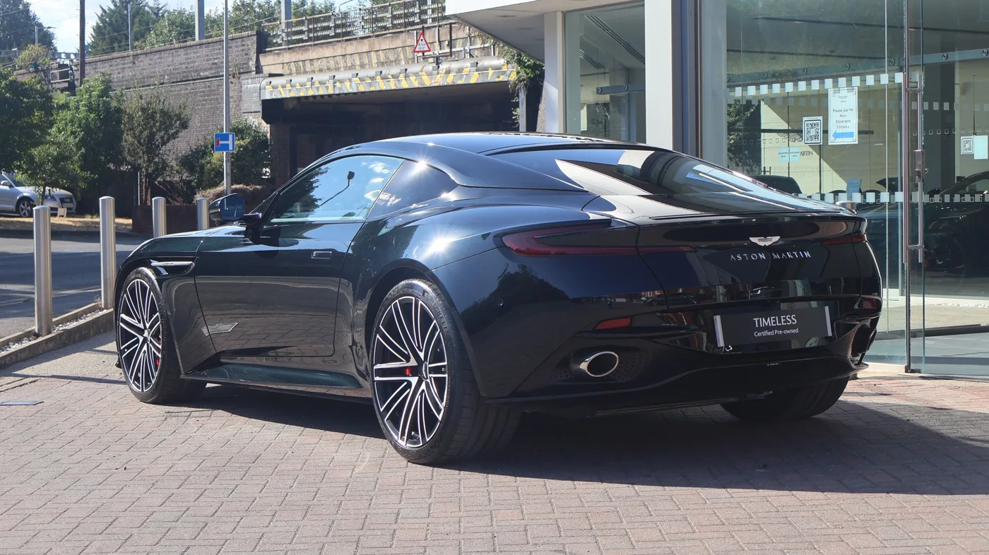 2023 Aston Martin DB12 proposée par un groupe de concessions agréées à Pangbourne, Royaume-Uni, photo 2 sur 25