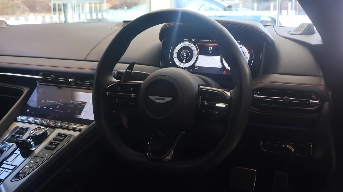 2023 Aston Martin DB12 proposée par un groupe de concessions agréées à Pangbourne, Royaume-Uni, photo 3 sur 25
