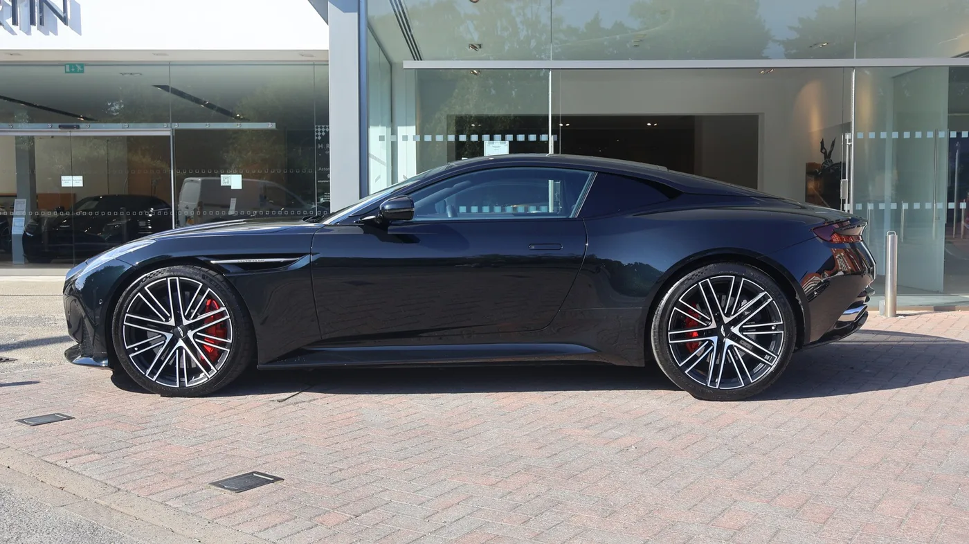 2023 Aston Martin DB12 proposée par un groupe de concessions agréées à Pangbourne, Royaume-Uni, photo 4 sur 25