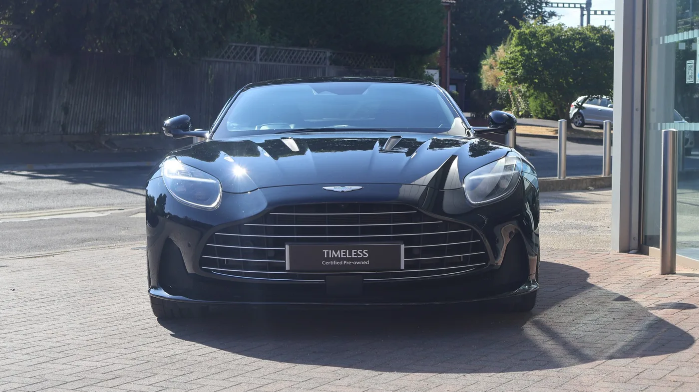 2023 Aston Martin DB12 proposée par un groupe de concessions agréées à Pangbourne, Royaume-Uni, photo 5 sur 25