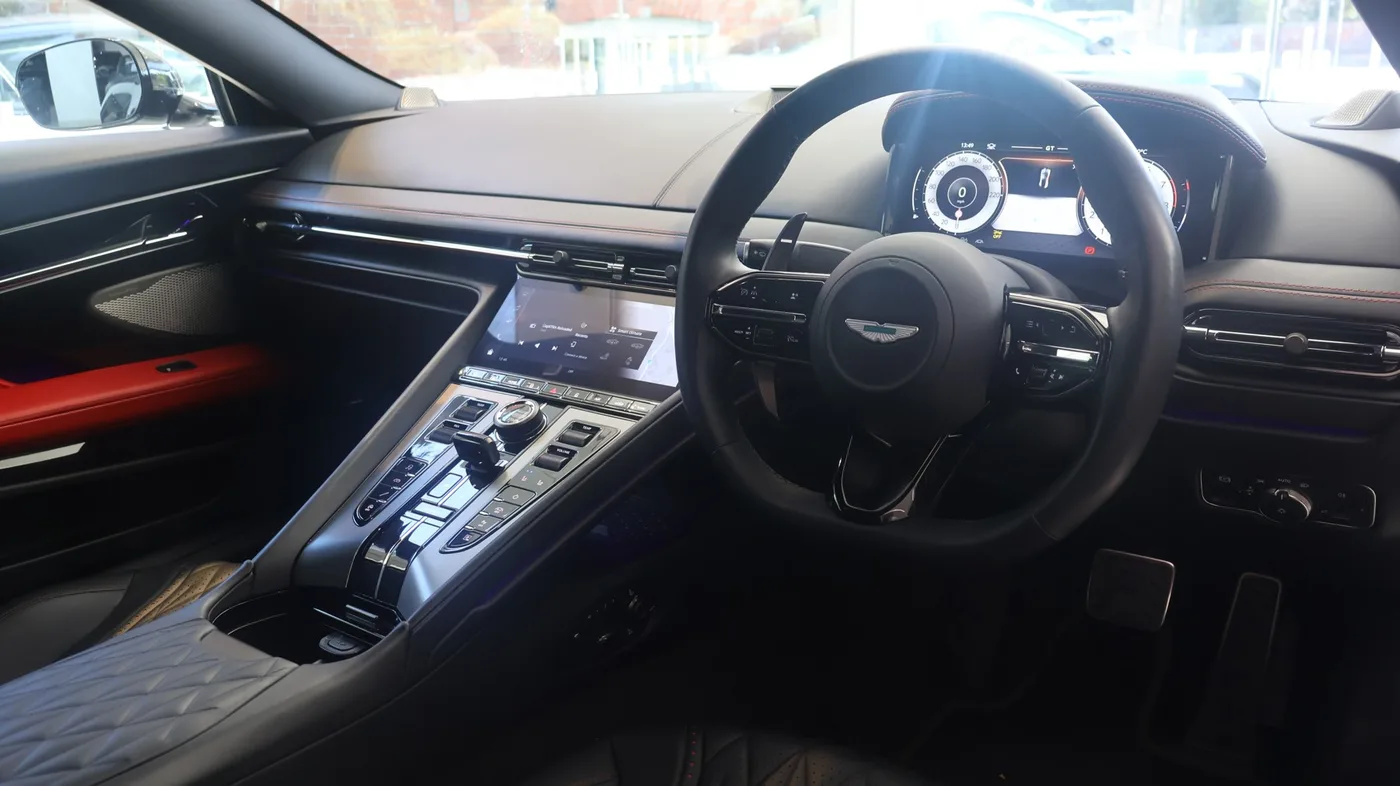 2023 Aston Martin DB12 proposée par un groupe de concessions agréées à Pangbourne, Royaume-Uni, photo 6 sur 25