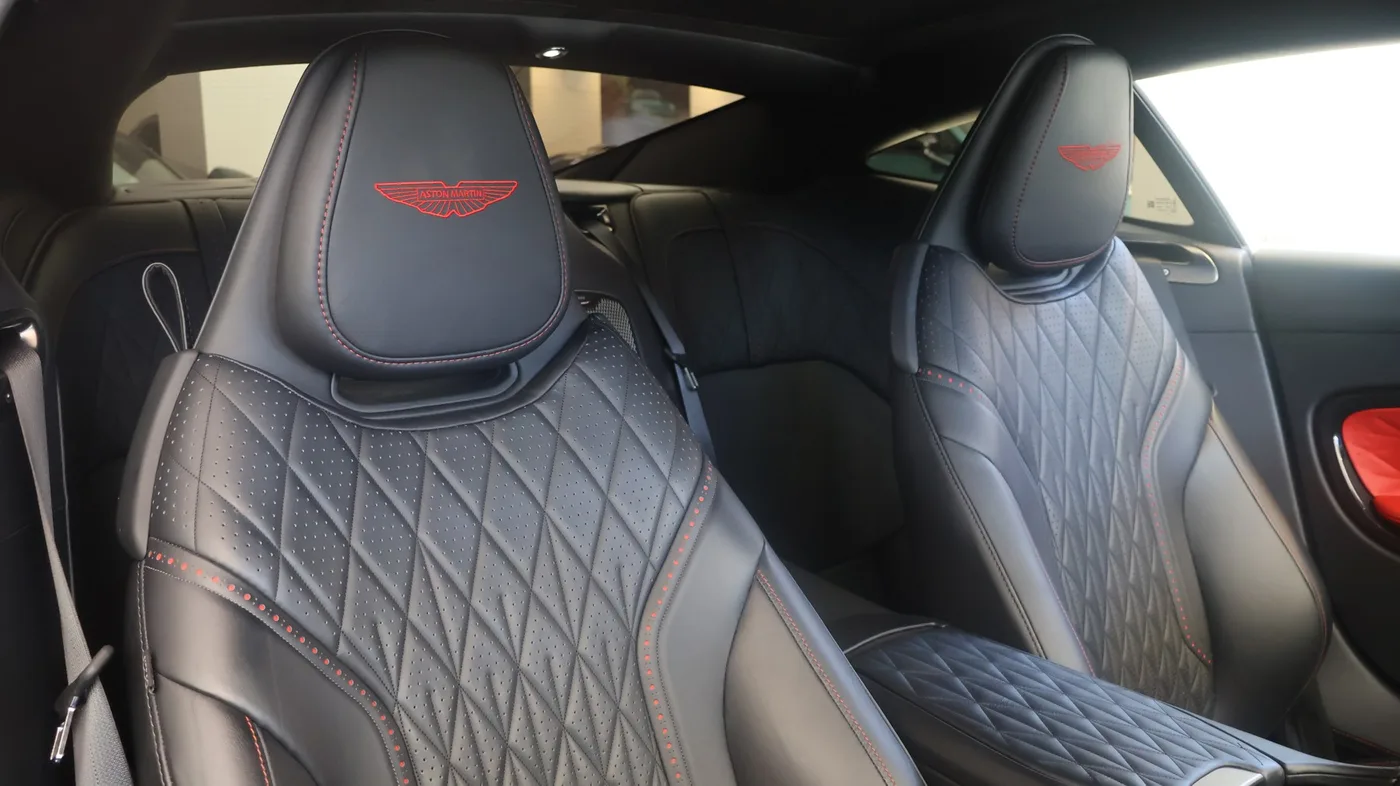 2023 Aston Martin DB12 proposée par un groupe de concessions agréées à Pangbourne, Royaume-Uni, photo 7 sur 25