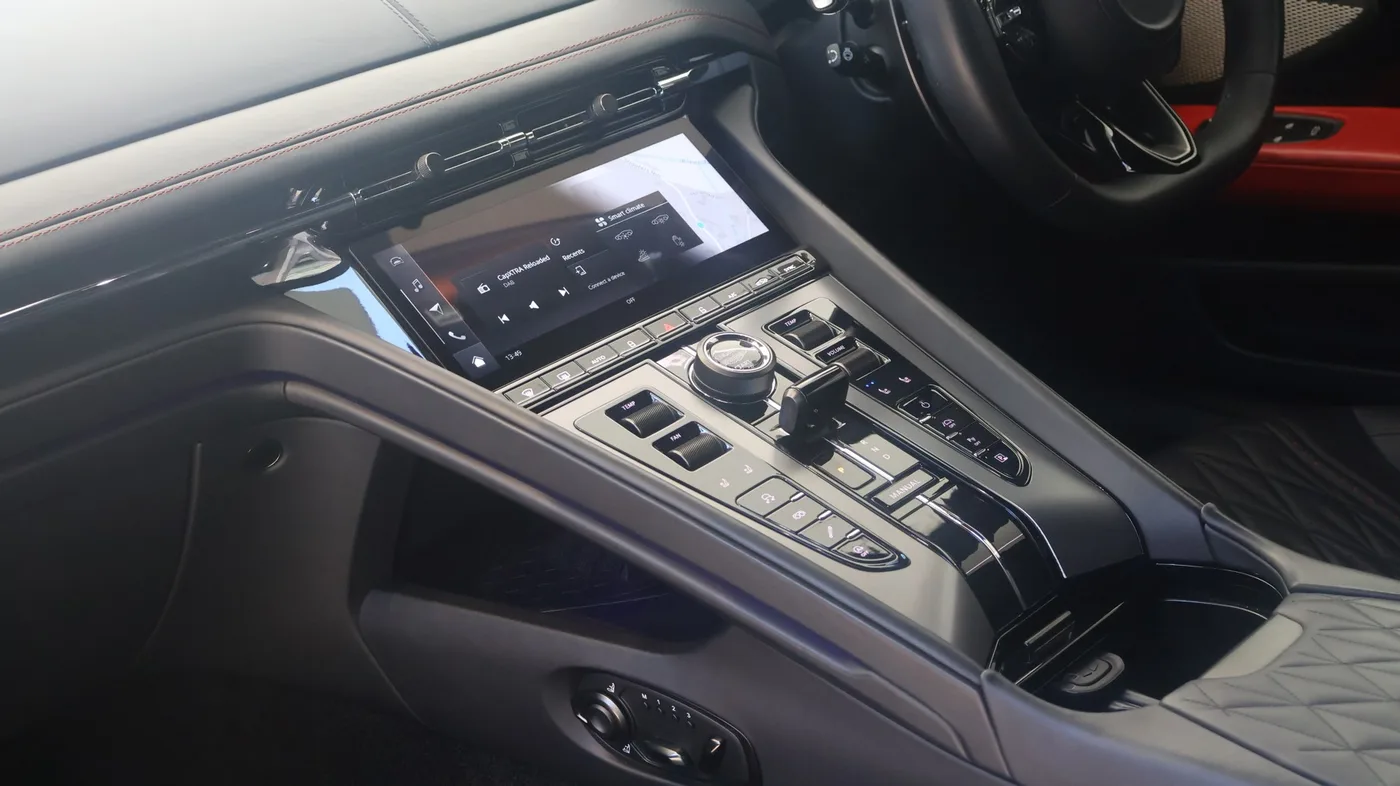 2023 Aston Martin DB12 proposée par un groupe de concessions agréées à Pangbourne, Royaume-Uni, photo 8 sur 25