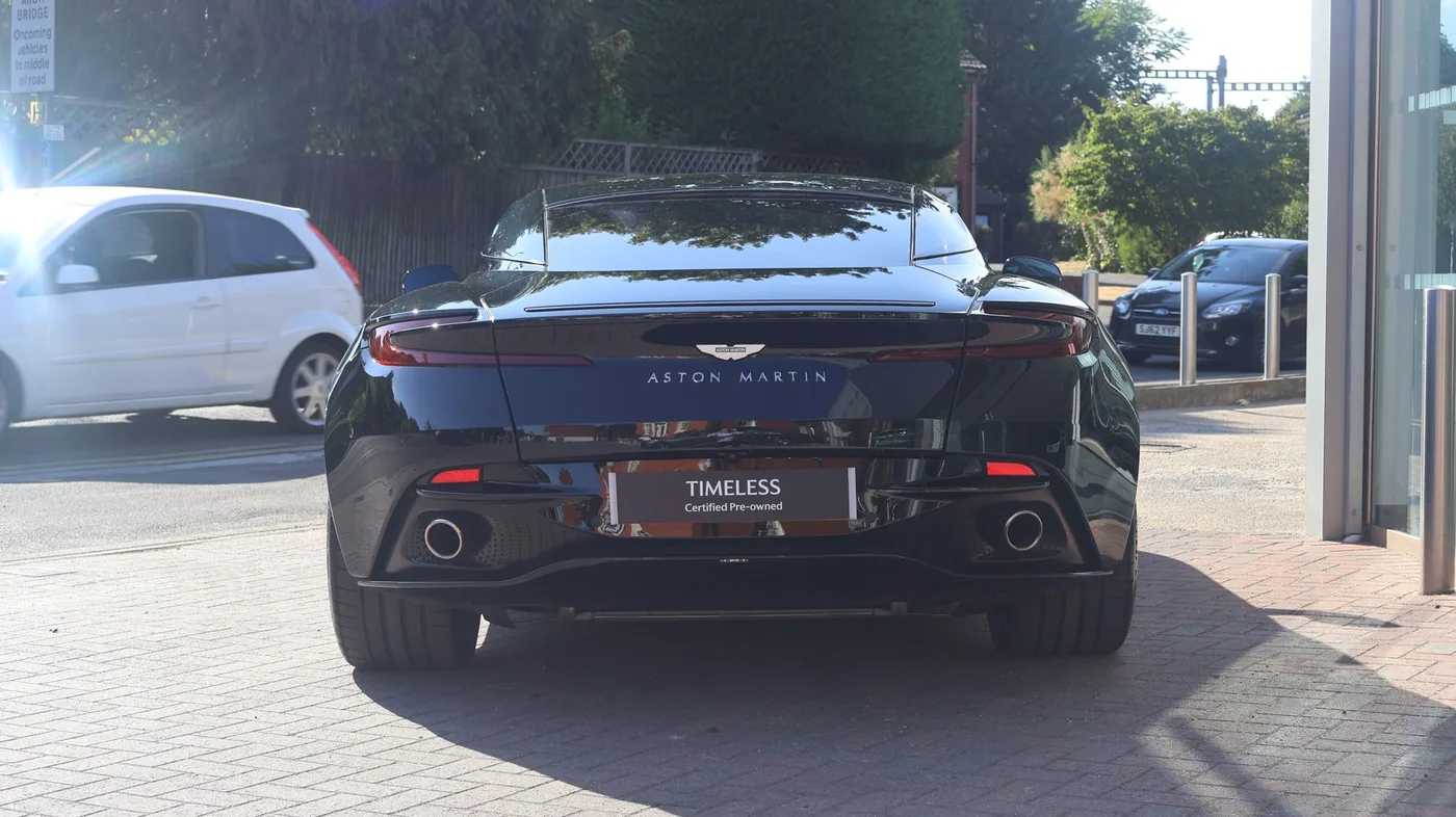 2023 Aston Martin DB12 proposée par un groupe de concessions agréées à Pangbourne, Royaume-Uni, photo 10 sur 25