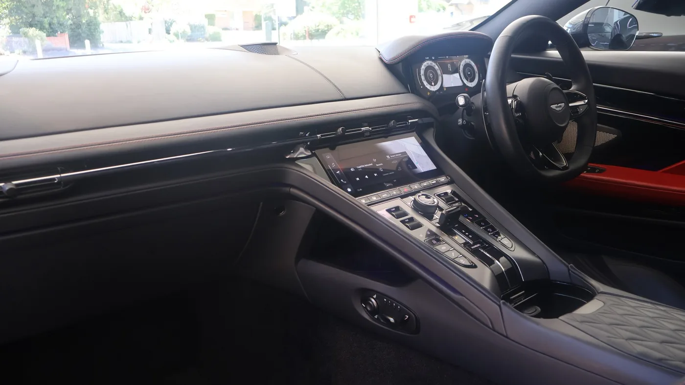 2023 Aston Martin DB12 proposée par un groupe de concessions agréées à Pangbourne, Royaume-Uni, photo 11 sur 25