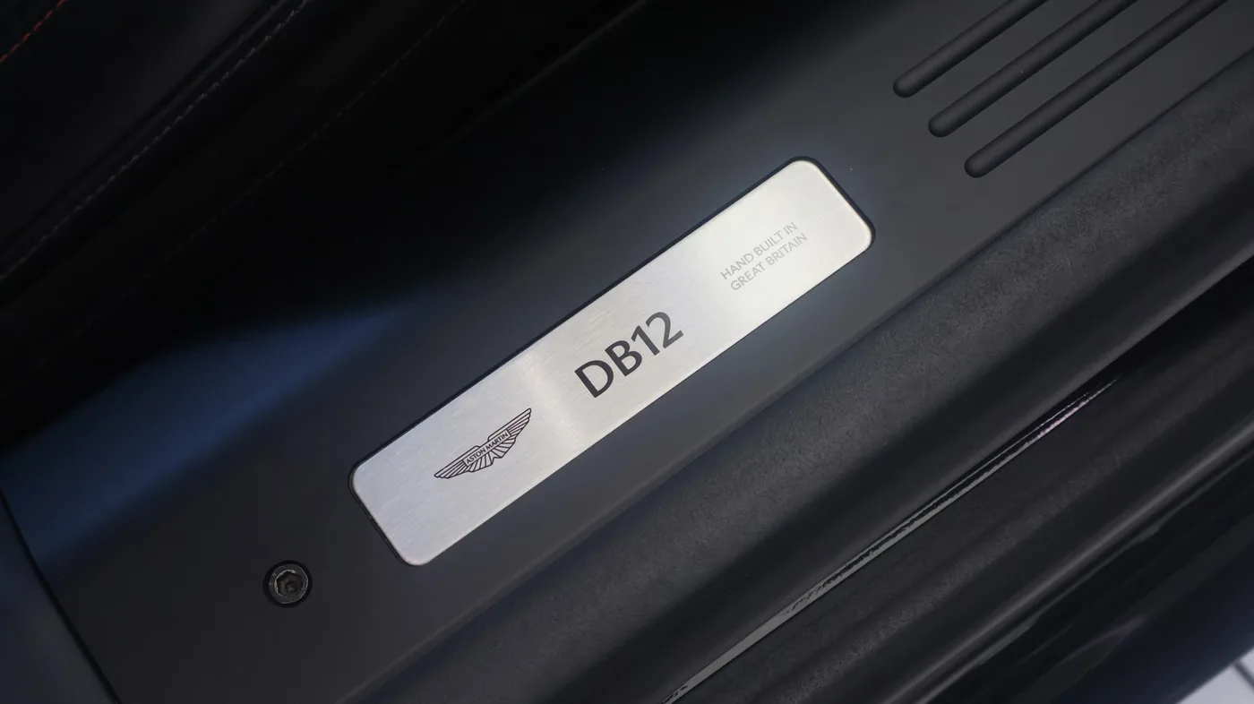 2023 Aston Martin DB12 proposée par un groupe de concessions agréées à Pangbourne, Royaume-Uni, photo 18 sur 25