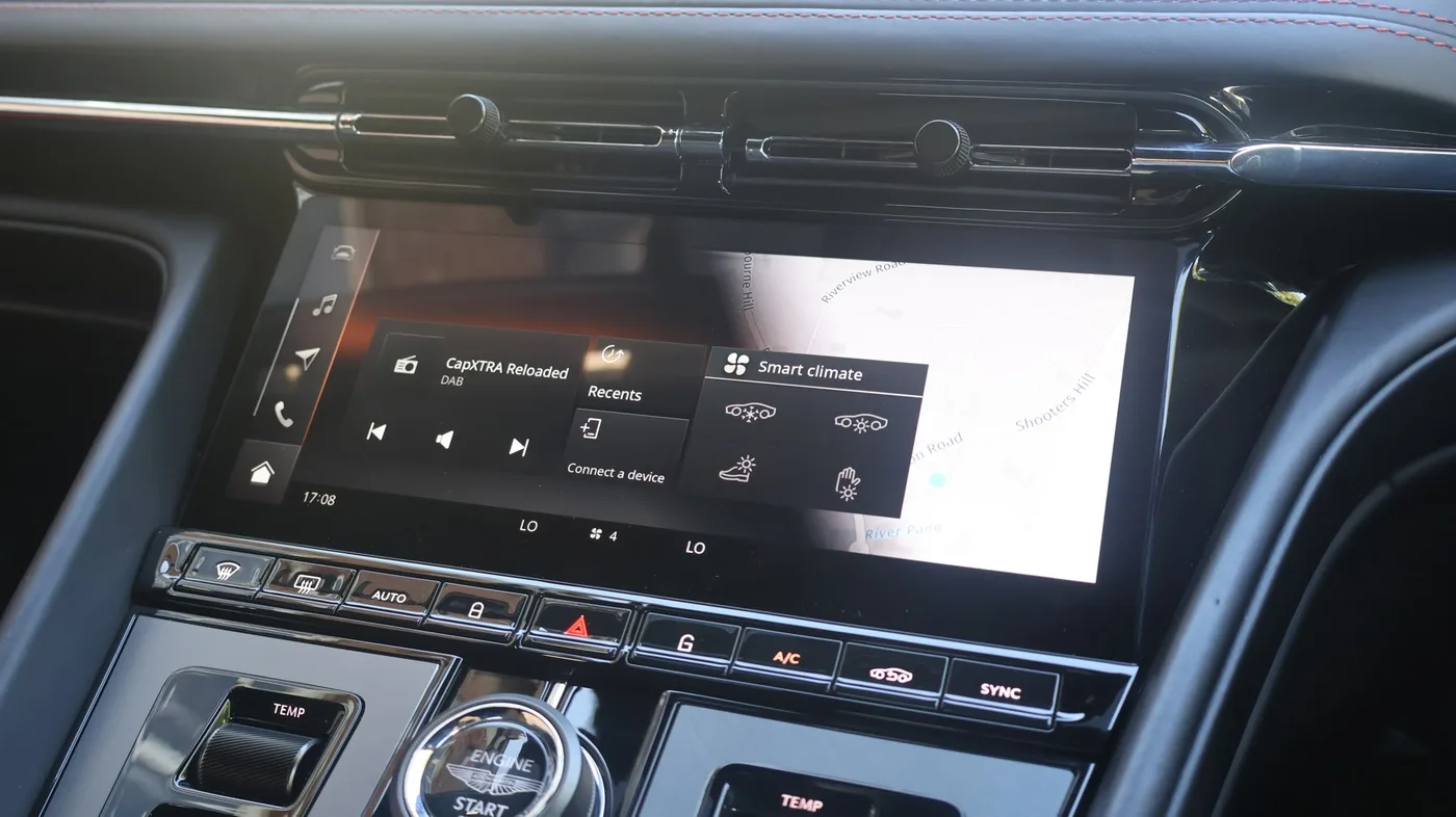 2023 Aston Martin DB12 proposée par un groupe de concessions agréées à Pangbourne, Royaume-Uni, photo 19 sur 25