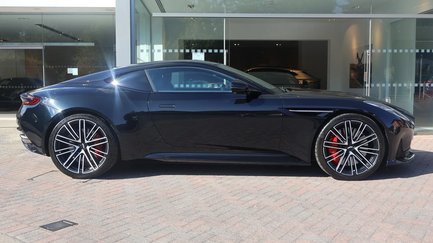 2023 Aston Martin DB12 proposée par un groupe de concessions agréées à Pangbourne, Royaume-Uni, photo 21 sur 25
