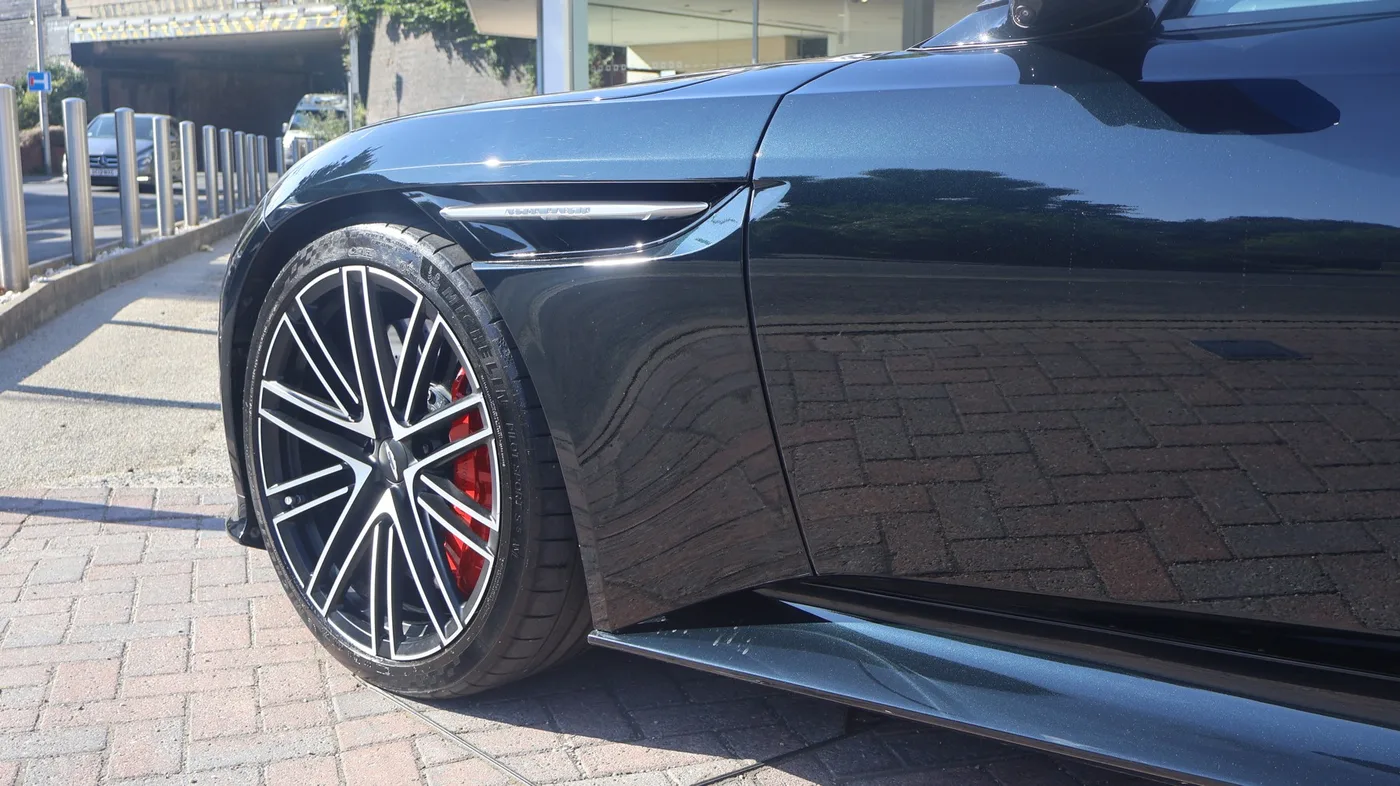 2023 Aston Martin DB12 proposée par un groupe de concessions agréées à Pangbourne, Royaume-Uni, photo 23 sur 25