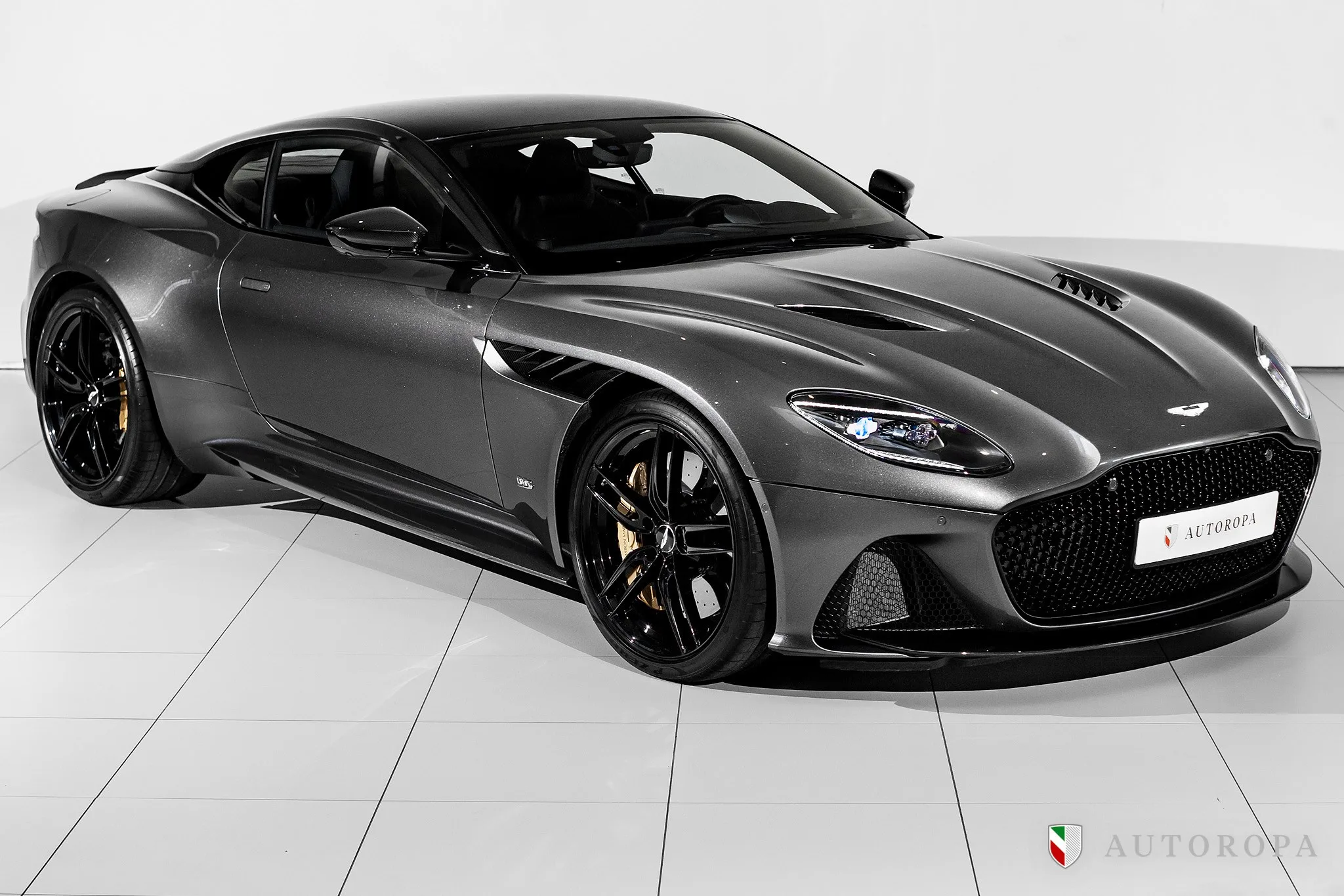 2023 Aston Martin DBS Superleggera angeboten von einem offiziellen Ferrari und Maserati-Vertragshändler in Arlöv, Schweden, Hauptfoto