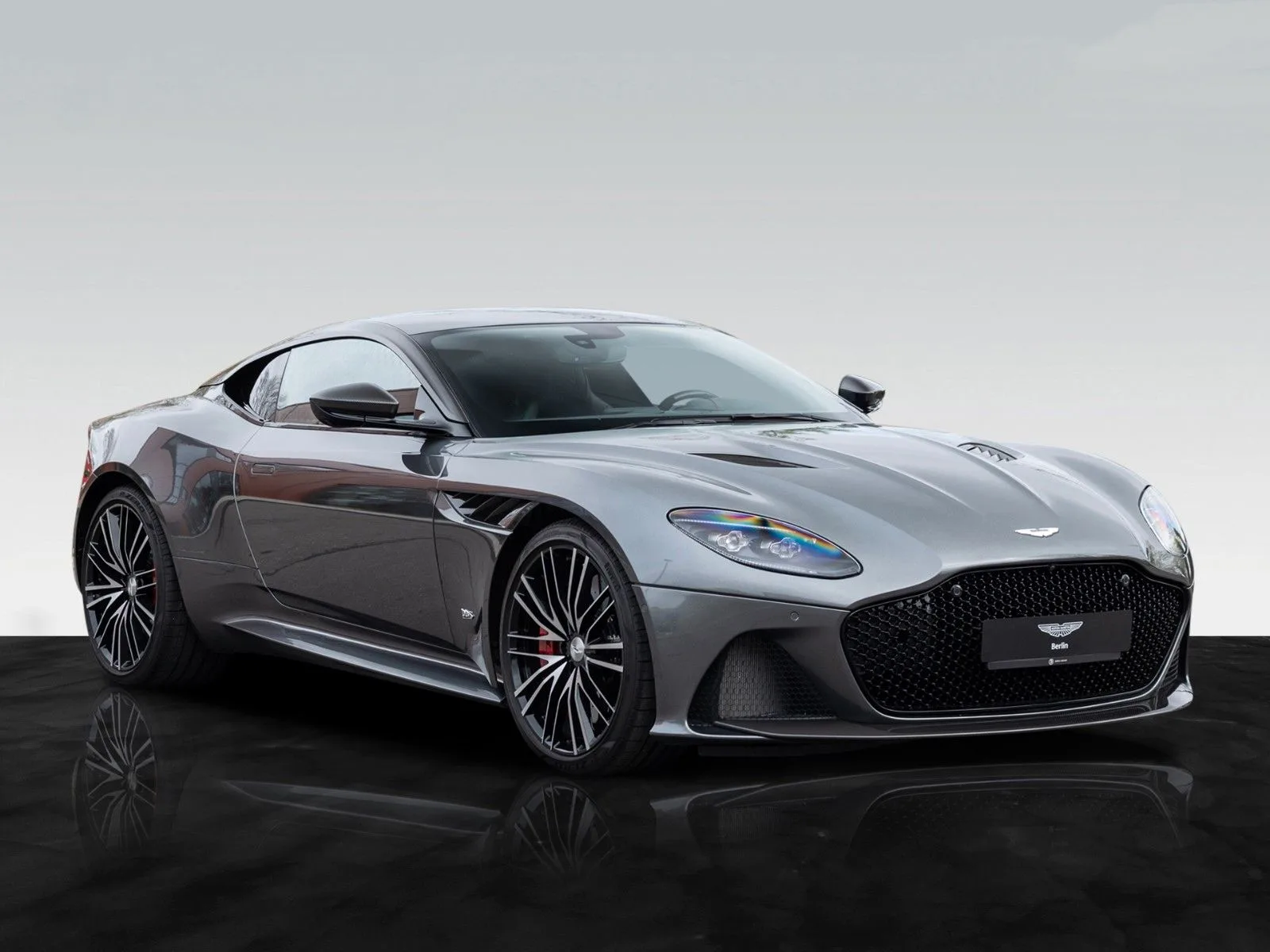 2023 Aston Martin DBS Superleggera proposée par un concessionnaire agréé à Berlin, Allemagne, photo principale