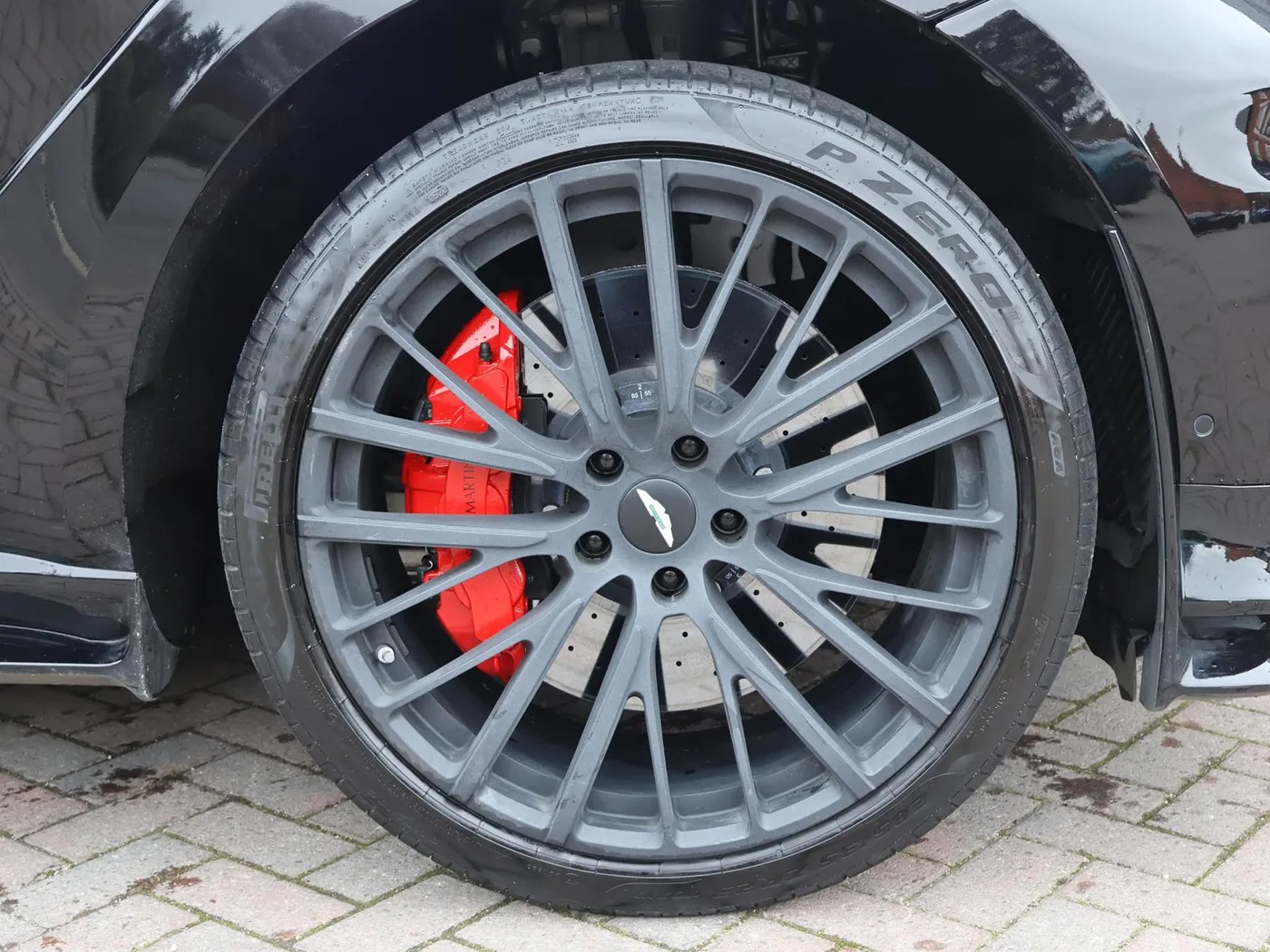 2023 Aston Martin DBX 707 proposée par un groupe de concessions agréées à Pangbourne, Royaume-Uni, photo 4 sur 25