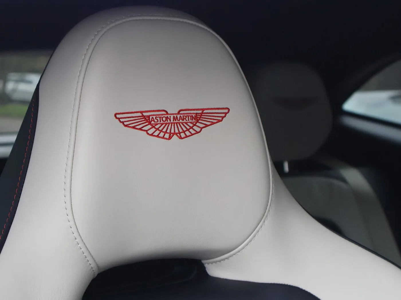 2023 Aston Martin DBX 707 proposée par un groupe de concessions agréées à Pangbourne, Royaume-Uni, photo 5 sur 25