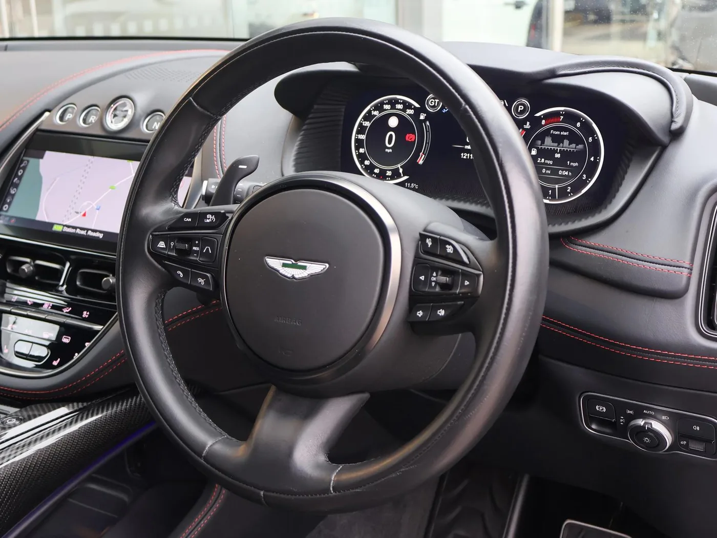 2023 Aston Martin DBX 707 proposée par un groupe de concessions agréées à Pangbourne, Royaume-Uni, photo 6 sur 25