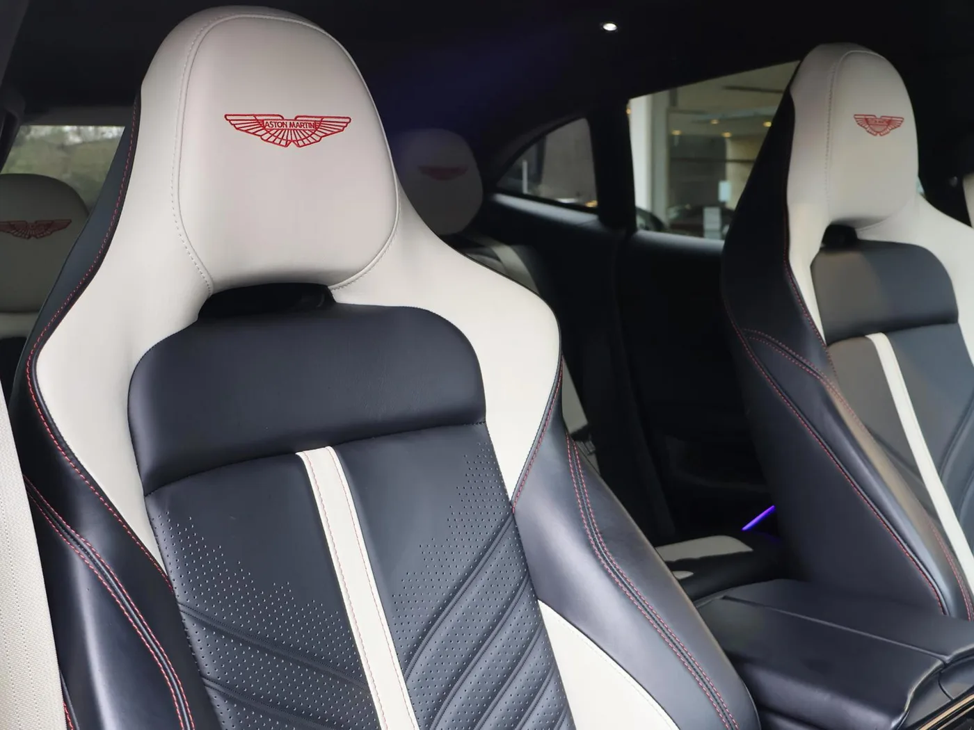 2023 Aston Martin DBX 707 proposée par un groupe de concessions agréées à Pangbourne, Royaume-Uni, photo 8 sur 25
