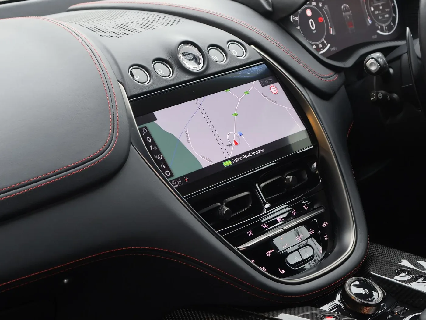 2023 Aston Martin DBX 707 proposée par un groupe de concessions agréées à Pangbourne, Royaume-Uni, photo 9 sur 25