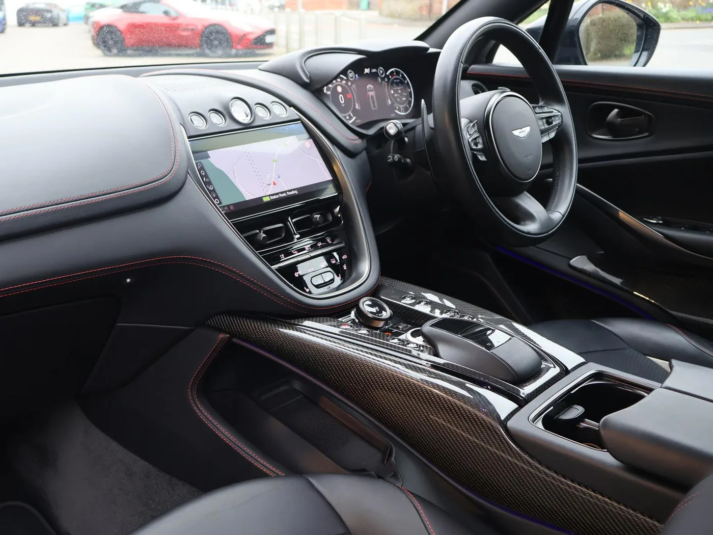 2023 Aston Martin DBX 707 proposée par un groupe de concessions agréées à Pangbourne, Royaume-Uni, photo 12 sur 25