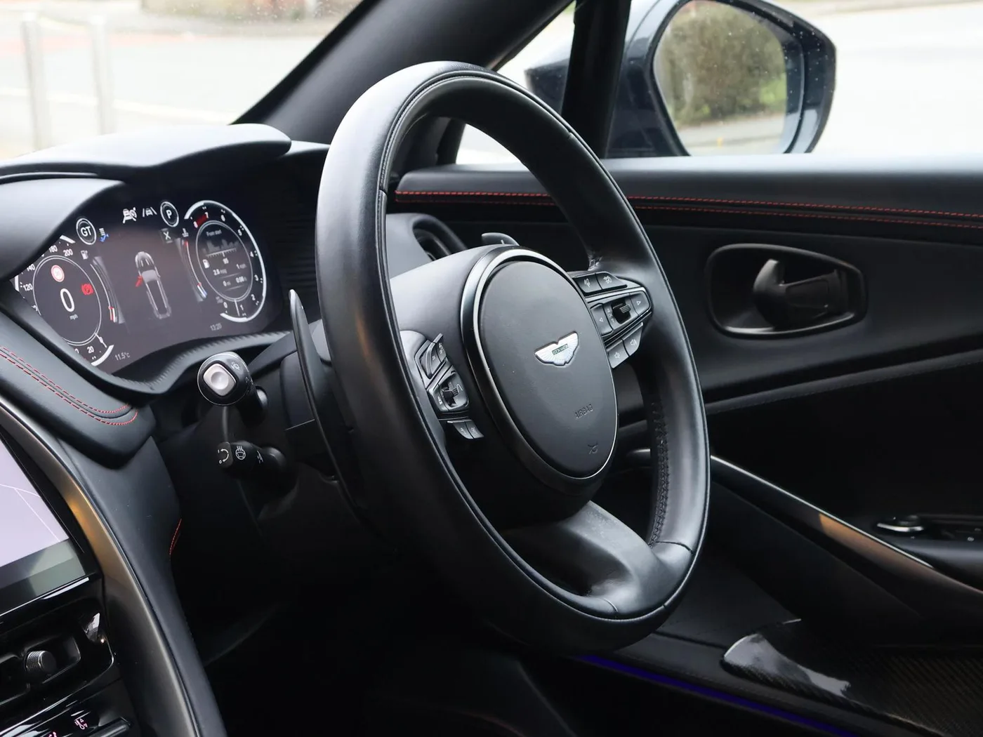 2023 Aston Martin DBX 707 proposée par un groupe de concessions agréées à Pangbourne, Royaume-Uni, photo 13 sur 25