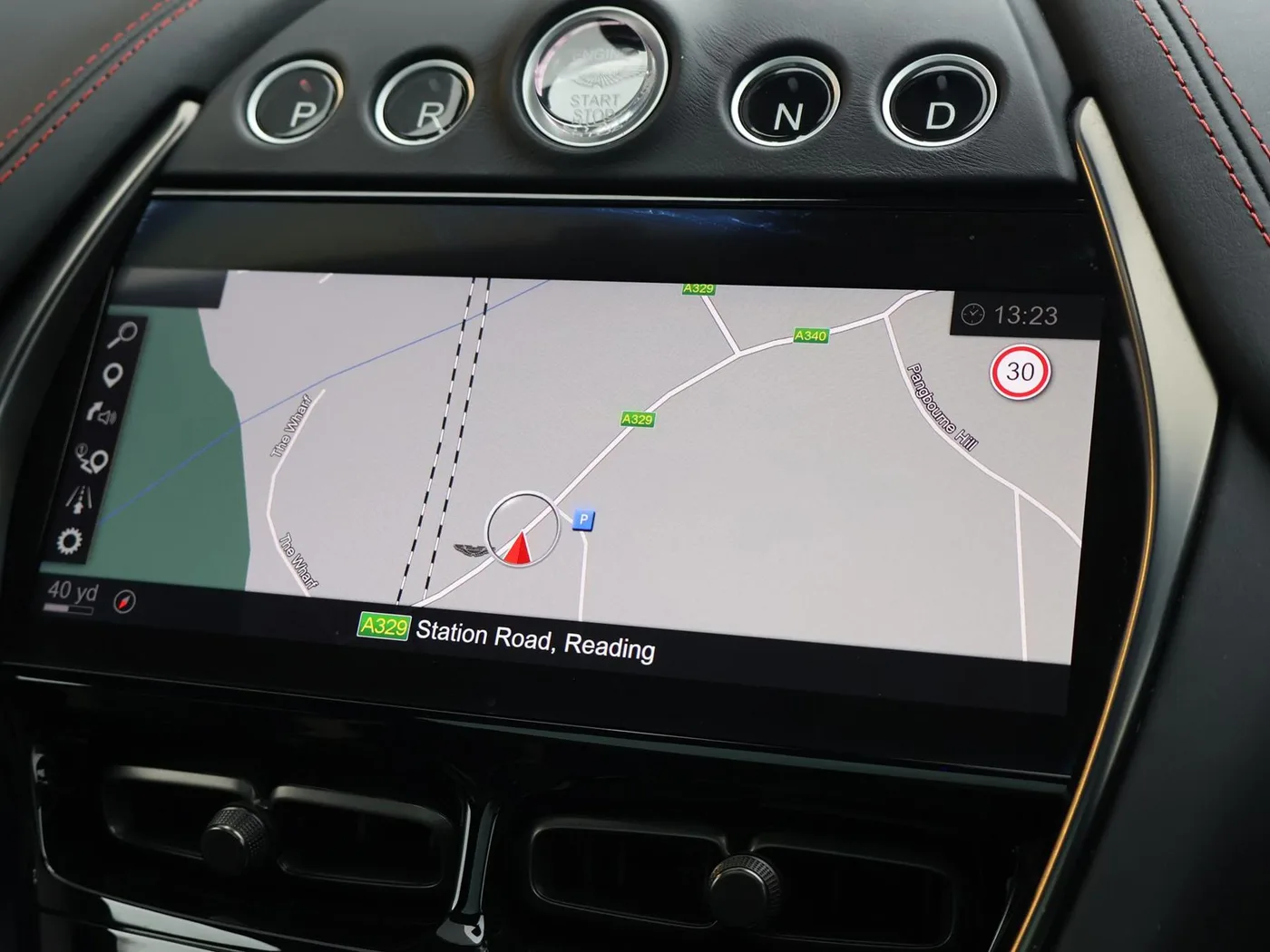 2023 Aston Martin DBX 707 proposée par un groupe de concessions agréées à Pangbourne, Royaume-Uni, photo 14 sur 25