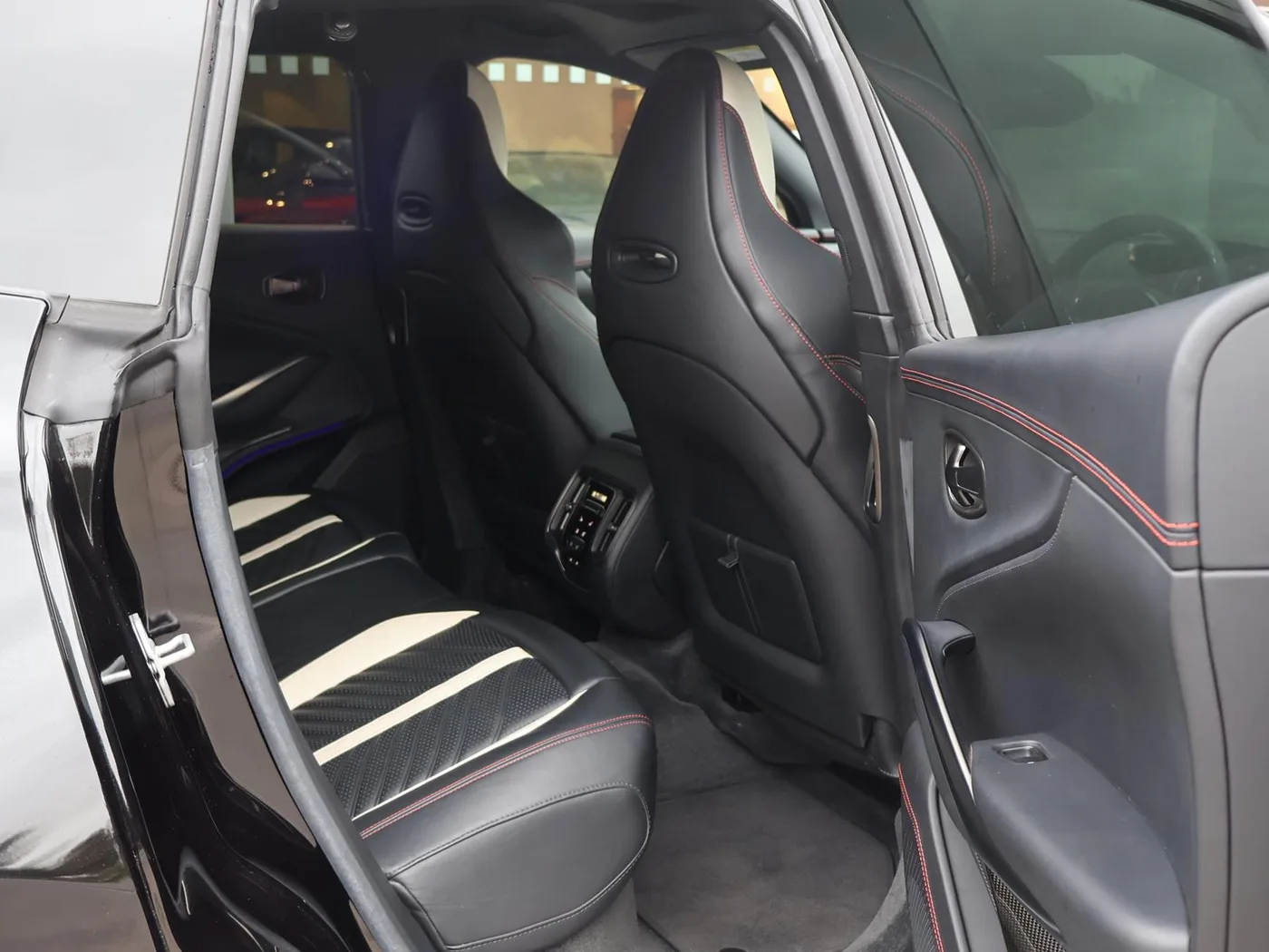 2023 Aston Martin DBX 707 proposée par un groupe de concessions agréées à Pangbourne, Royaume-Uni, photo 18 sur 25
