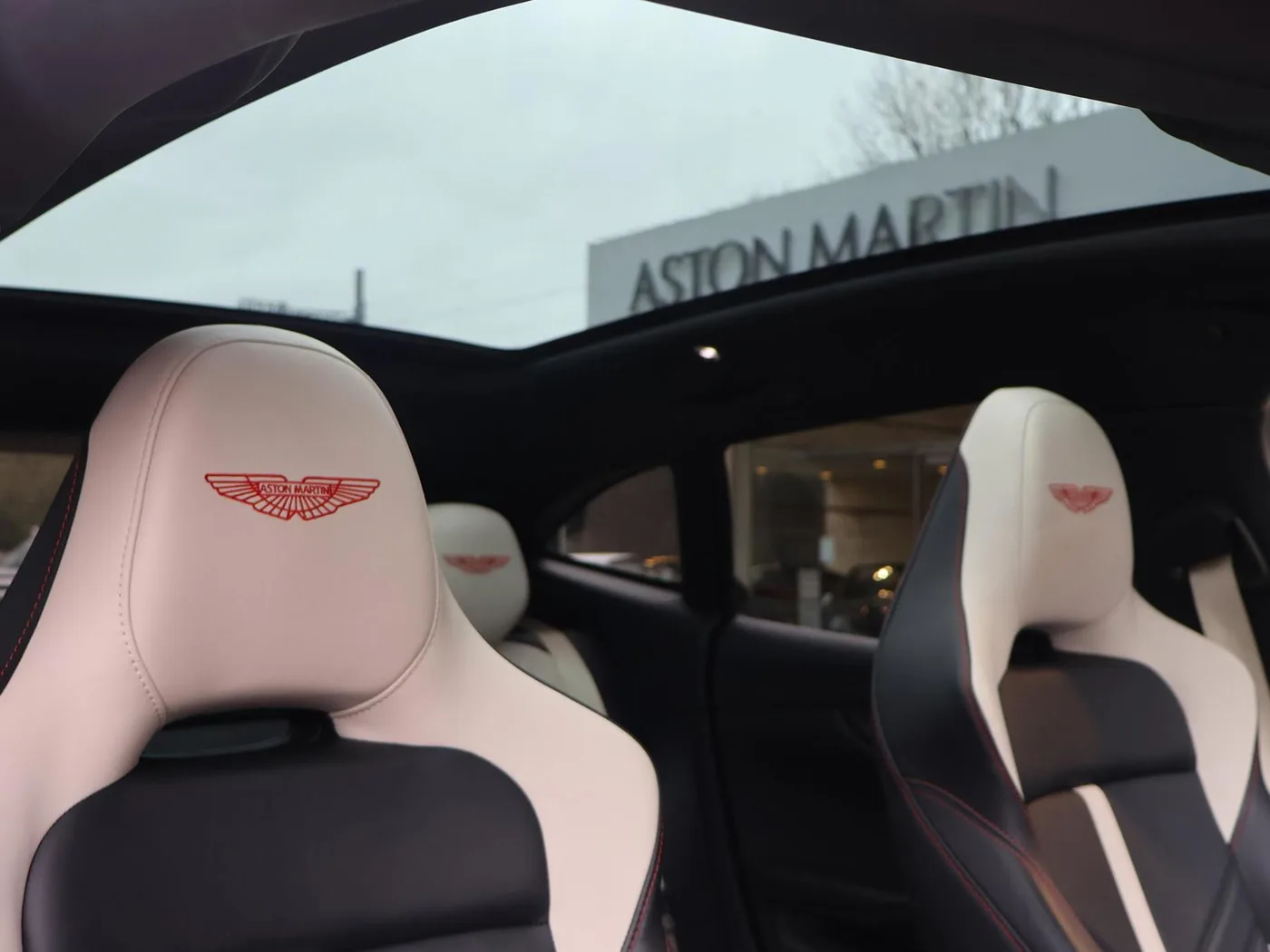 2023 Aston Martin DBX 707 proposée par un groupe de concessions agréées à Pangbourne, Royaume-Uni, photo 19 sur 25