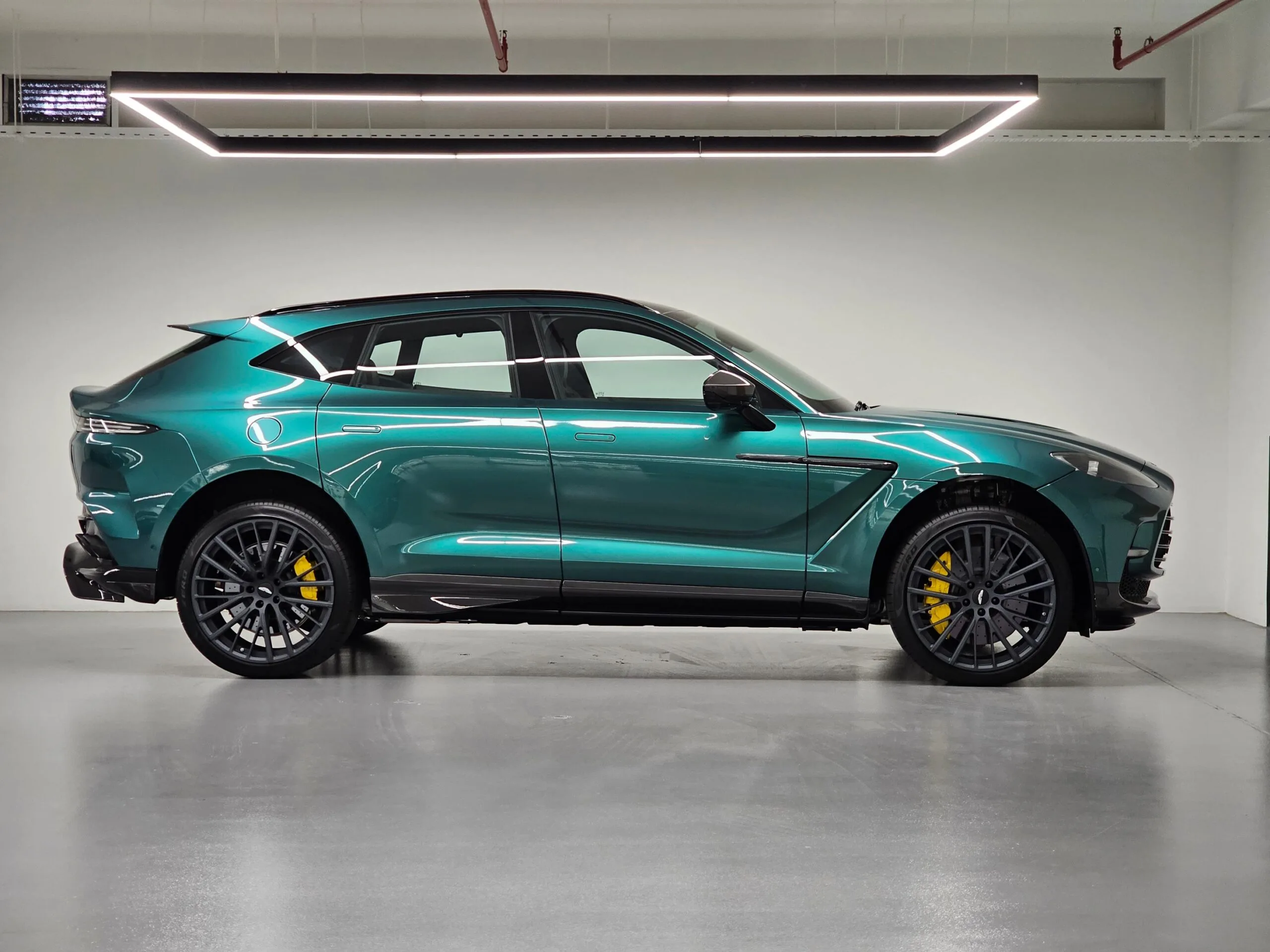2023 Aston Martin DBX 707, 2/23