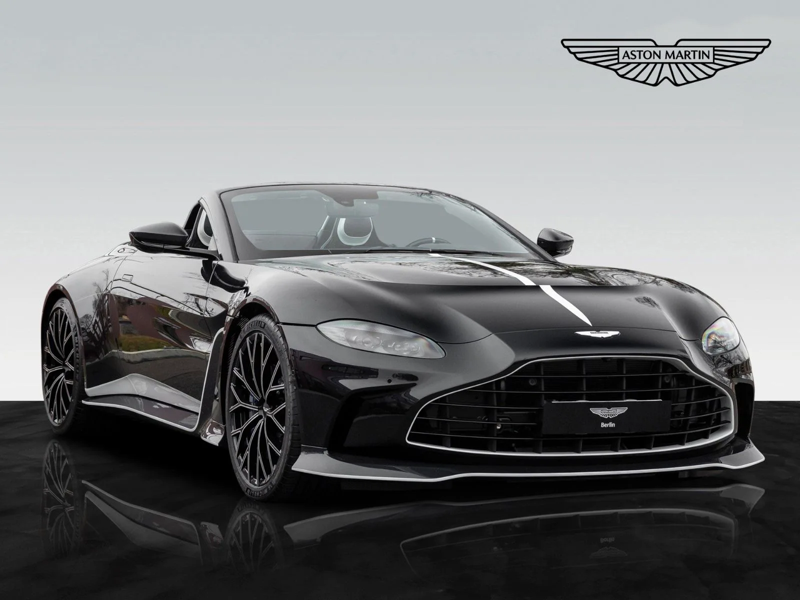 2023 Aston Martin V12 Vantage proposée par un concessionnaire agréé à Berlin, Allemagne, photo principale
