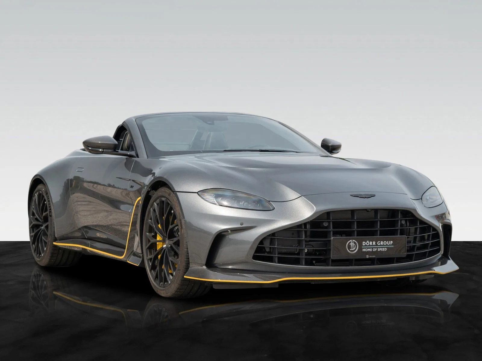 2023 Aston Martin V12 Vantage proposée par un concessionnaire agréé à Munich, Allemagne, photo principale