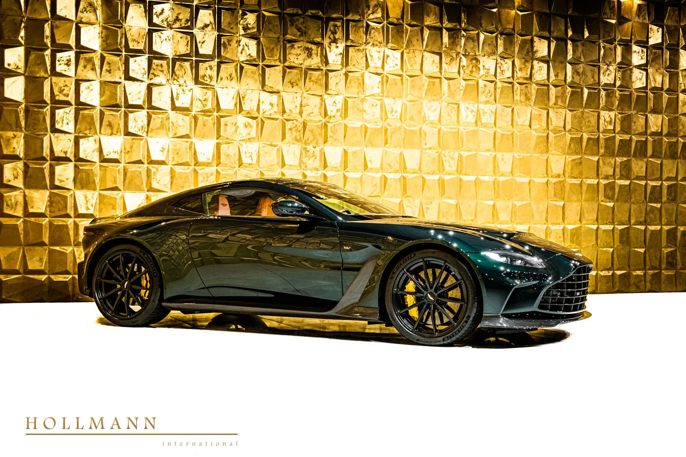 2023 Aston Martin V12 Vantage offered by a specialist dealer in Stuhr, Germany, photo 2 of 8