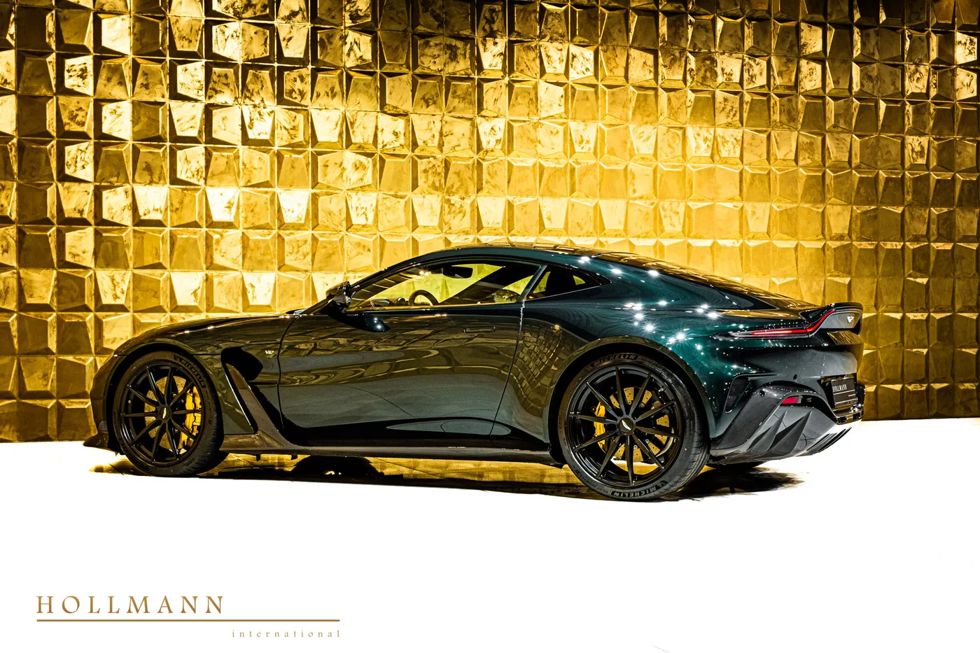 2023 Aston Martin V12 Vantage offered by a specialist dealer in Stuhr, Germany, photo 5 of 8