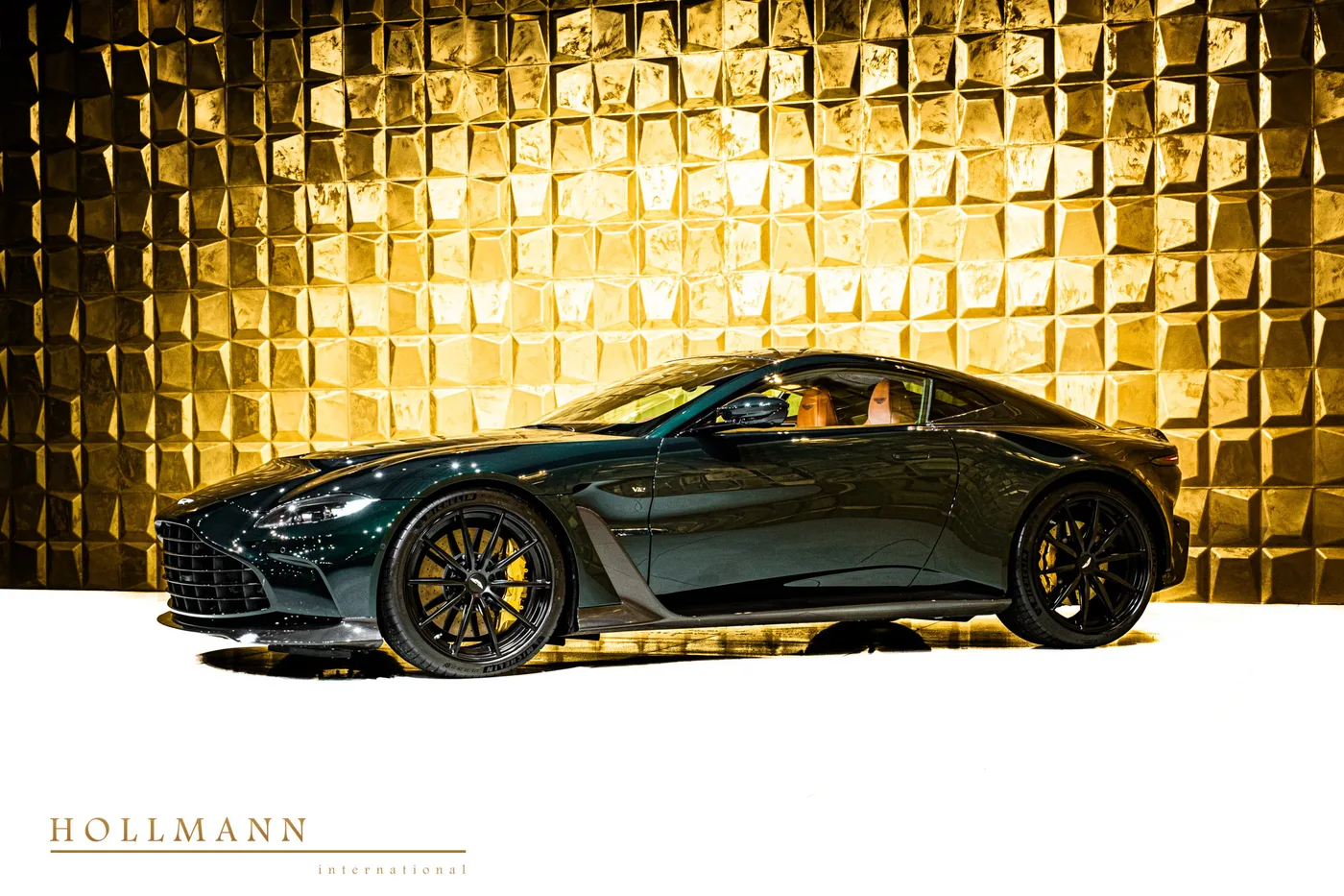2023 Aston Martin V12 Vantage offered by a specialist dealer in Stuhr, Germany, photo 6 of 8