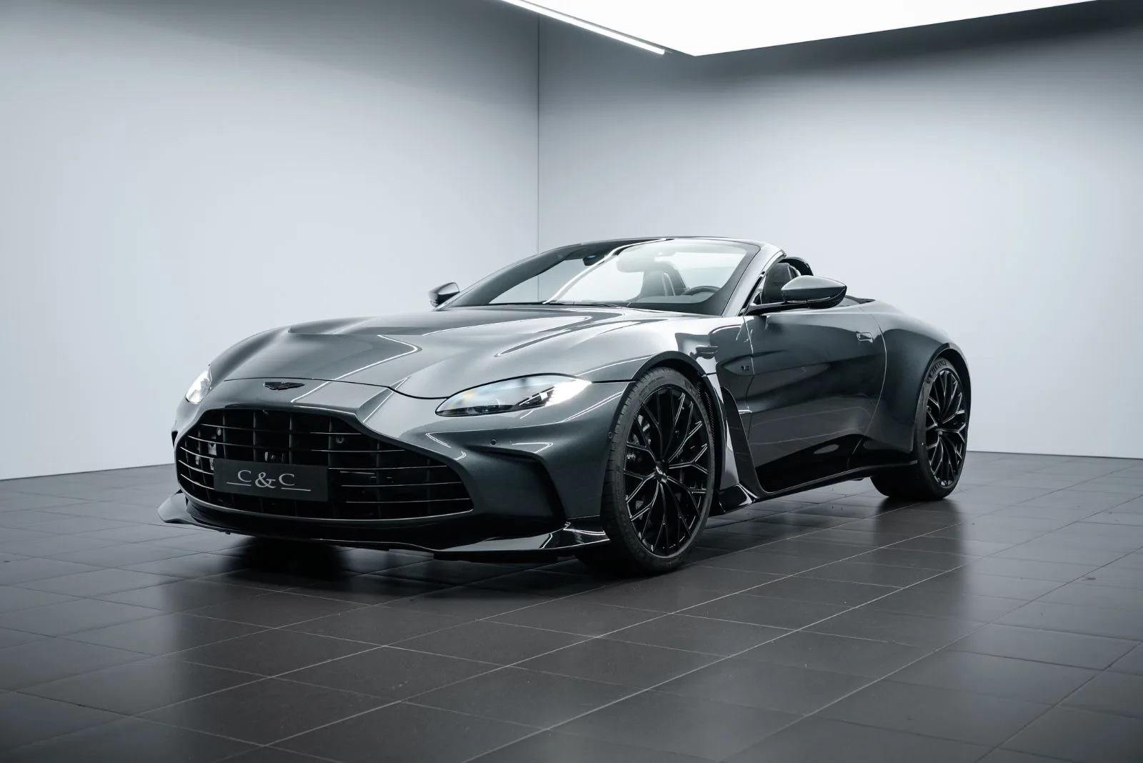 2023 Aston Martin V12 Vantage Roadster angeboten von einem Fachhändler in Putzbrunn, Deutschland, Hauptfoto