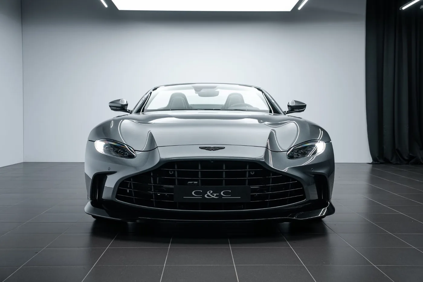 2023 Aston Martin V12 Vantage Roadster angeboten von einem Fachhändler in Putzbrunn, Deutschland, Foto 2 von 15