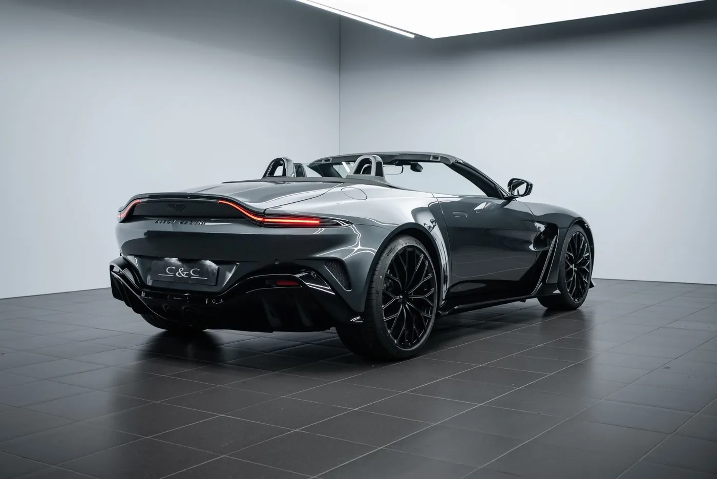 2023 Aston Martin V12 Vantage Roadster angeboten von einem Fachhändler in Putzbrunn, Deutschland, Foto 3 von 15