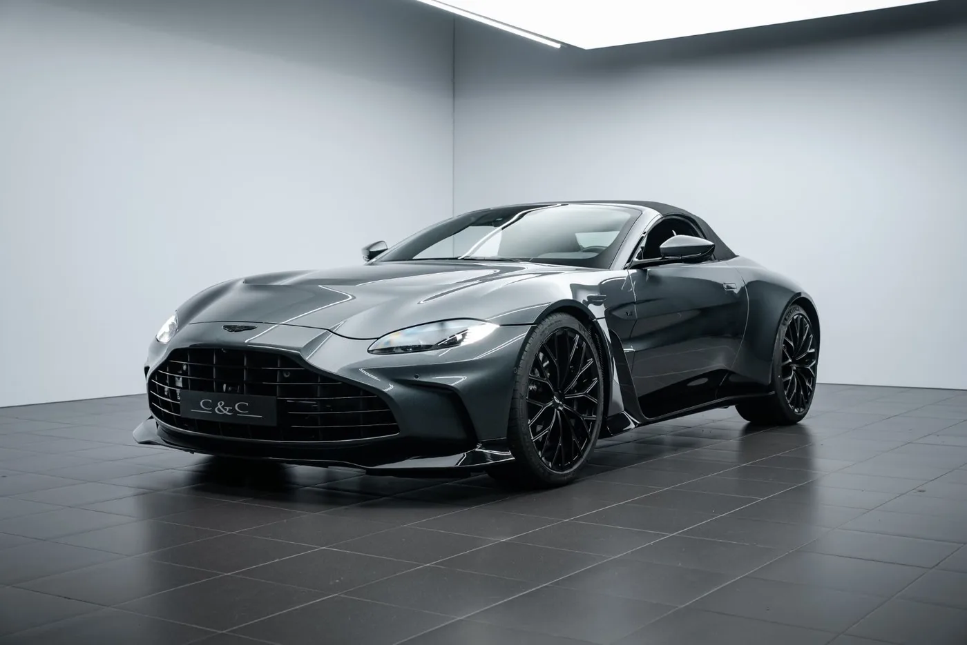 2023 Aston Martin V12 Vantage Roadster angeboten von einem Fachhändler in Putzbrunn, Deutschland, Foto 10 von 15