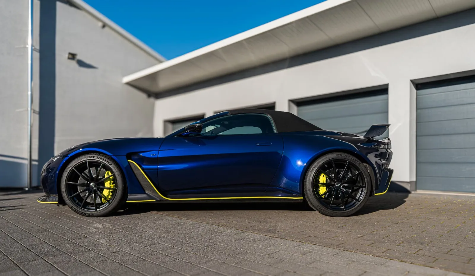 2023 Aston Martin V12 Vantage Roadster, 2/12