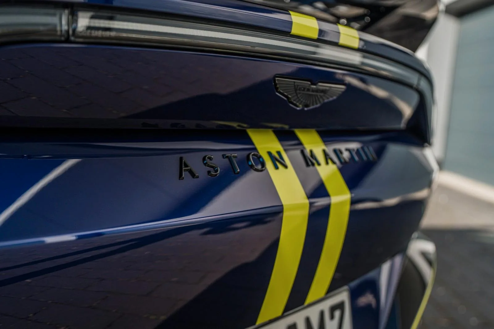 2023 Aston Martin V12 Vantage Roadster, 6/12