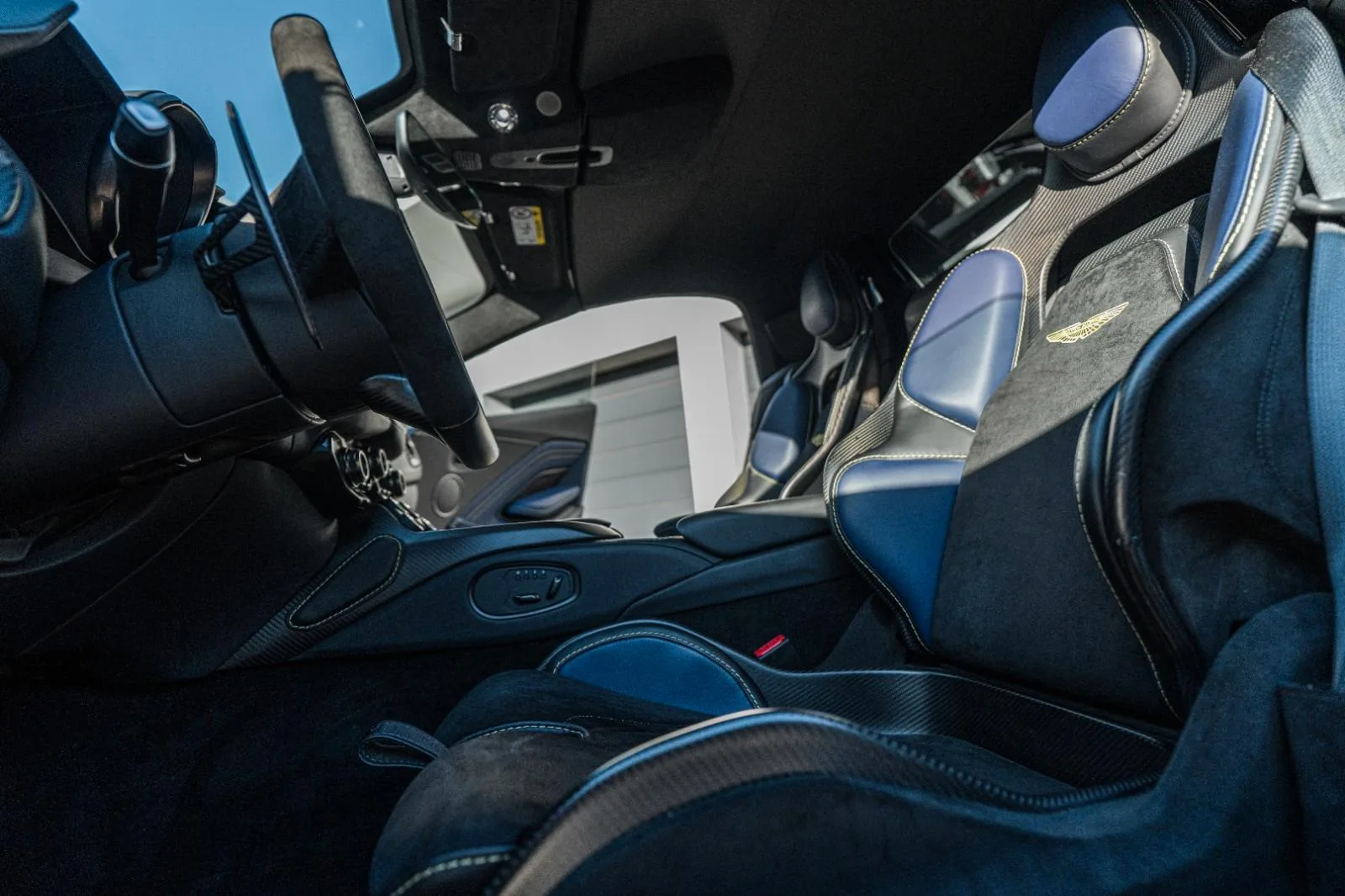 2023 Aston Martin V12 Vantage Roadster, 9/12