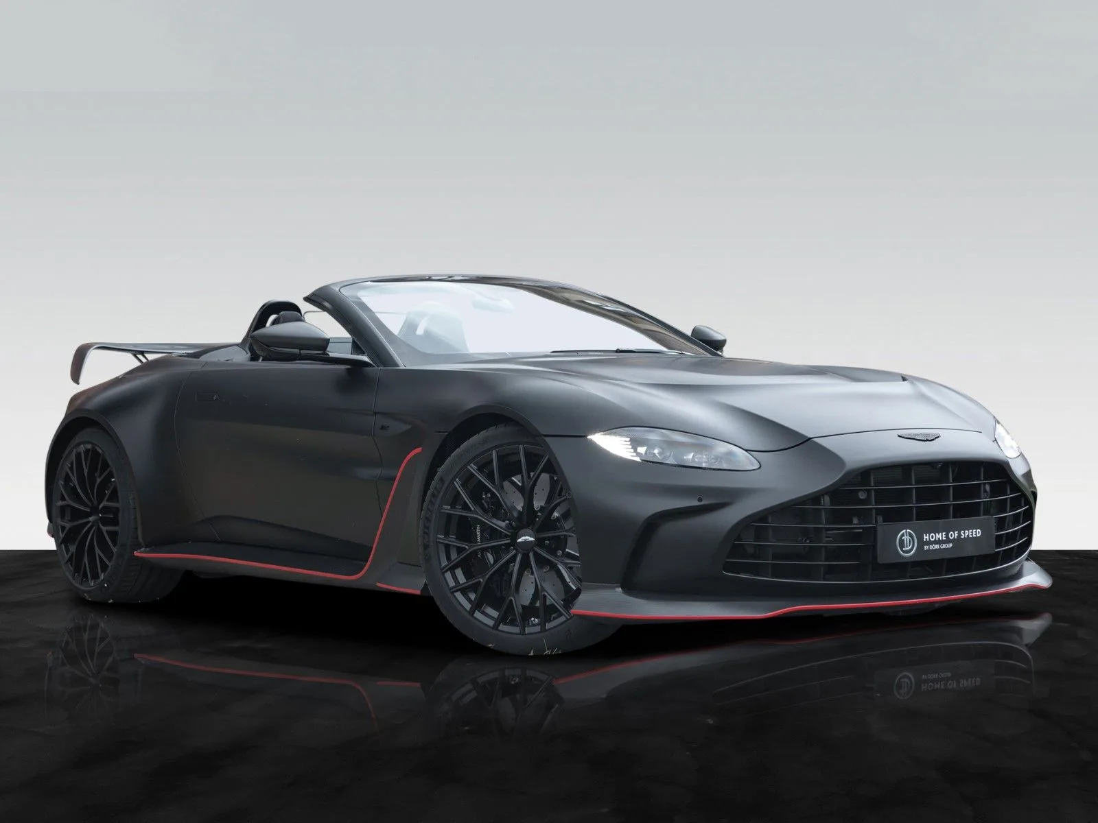 2023 Aston Martin V12 Vantage Roadster proposée par un concessionnaire agréé à Berlin, Allemagne, photo principale