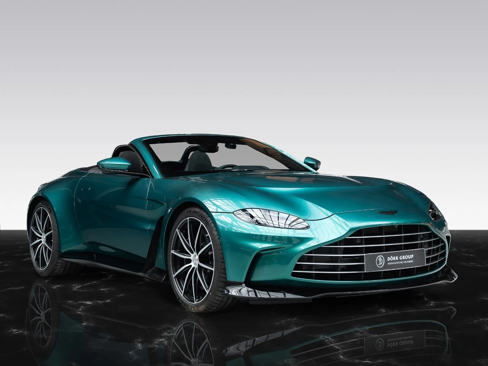 2023 Aston Martin V12 Vantage Roadster proposée par un concessionnaire agréé à Düsseldorf, Allemagne, photo principale