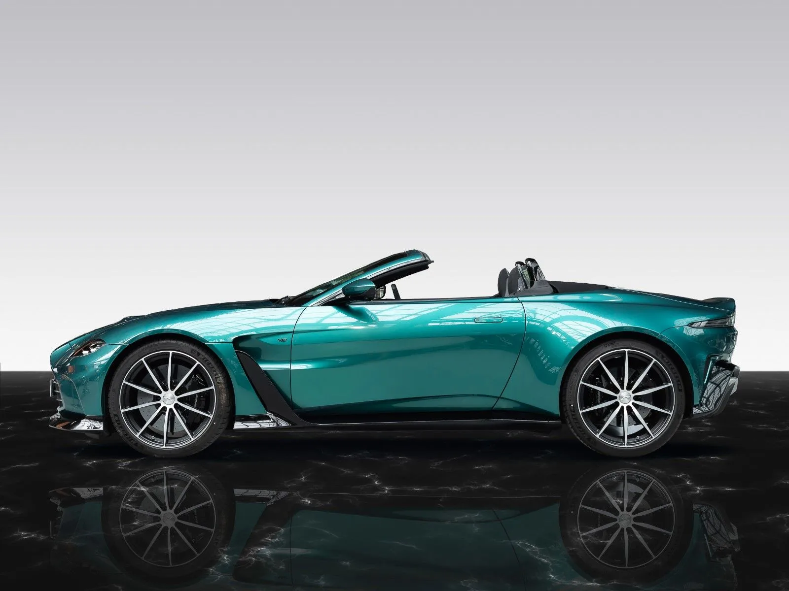 2023 Aston Martin V12 Vantage Roadster, 3/29