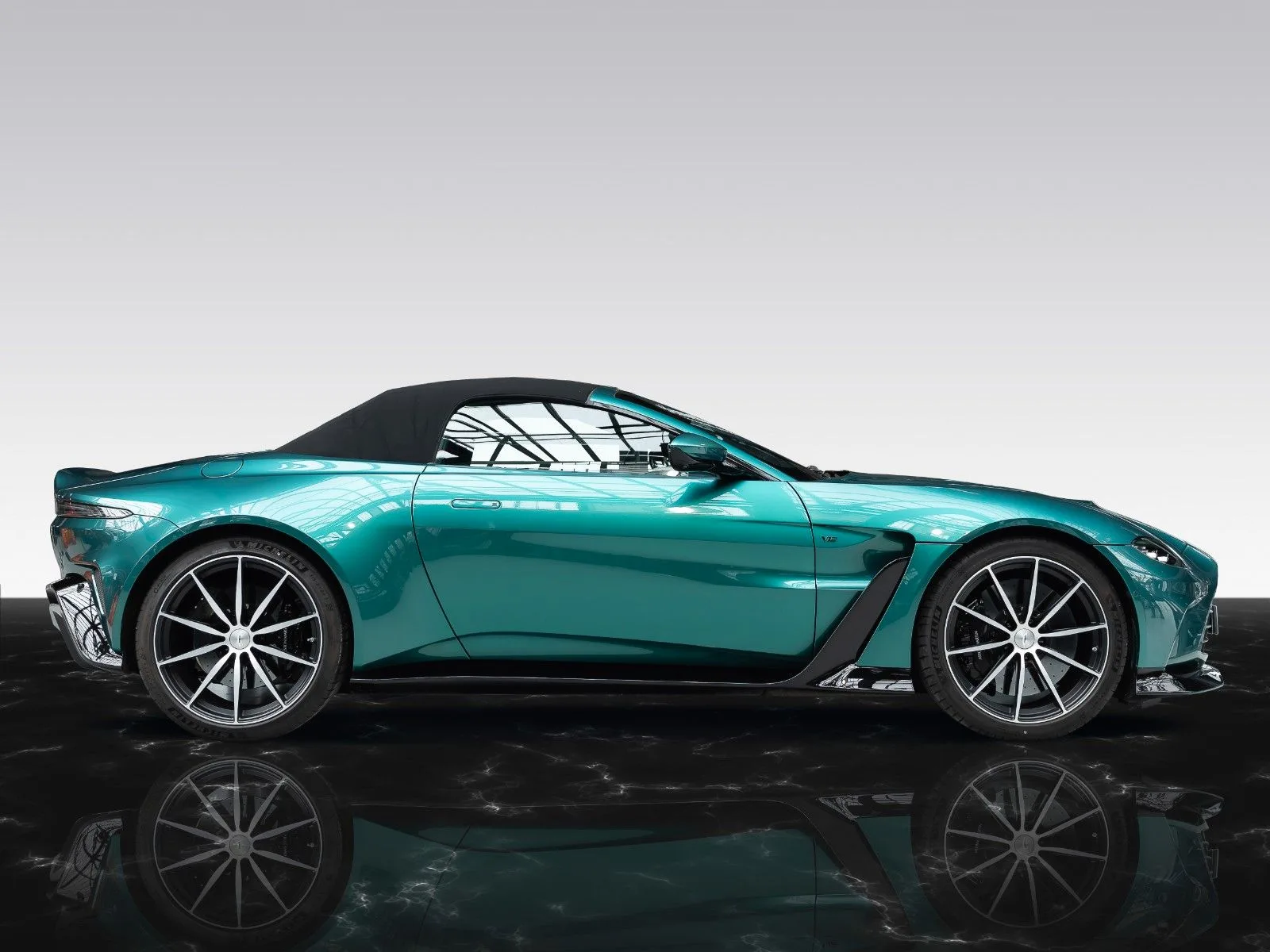 2023 Aston Martin V12 Vantage Roadster, 13/29