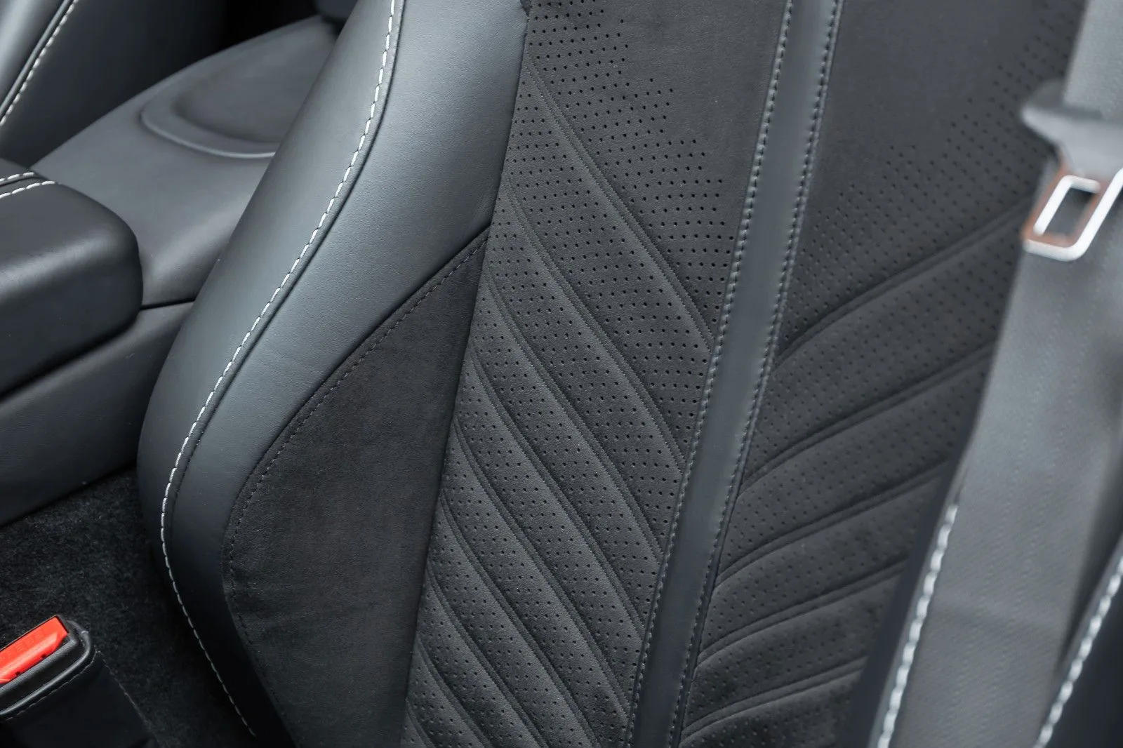 2023 Aston Martin V12 Vantage Roadster, 26/29
