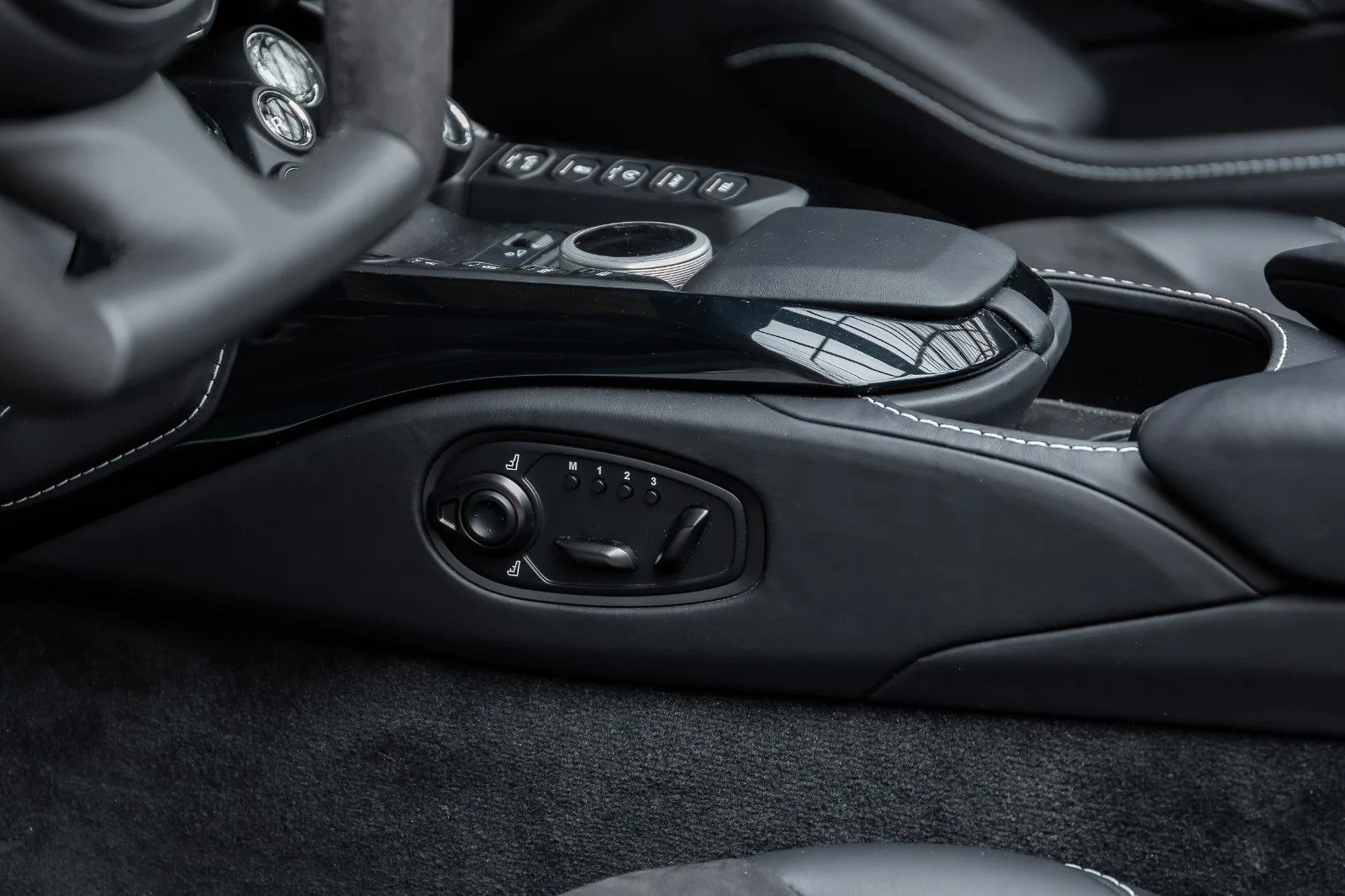 2023 Aston Martin V12 Vantage Roadster, 27/29