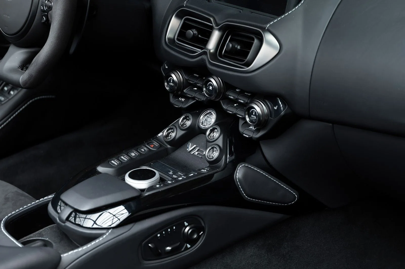 2023 Aston Martin V12 Vantage Roadster, 28/29